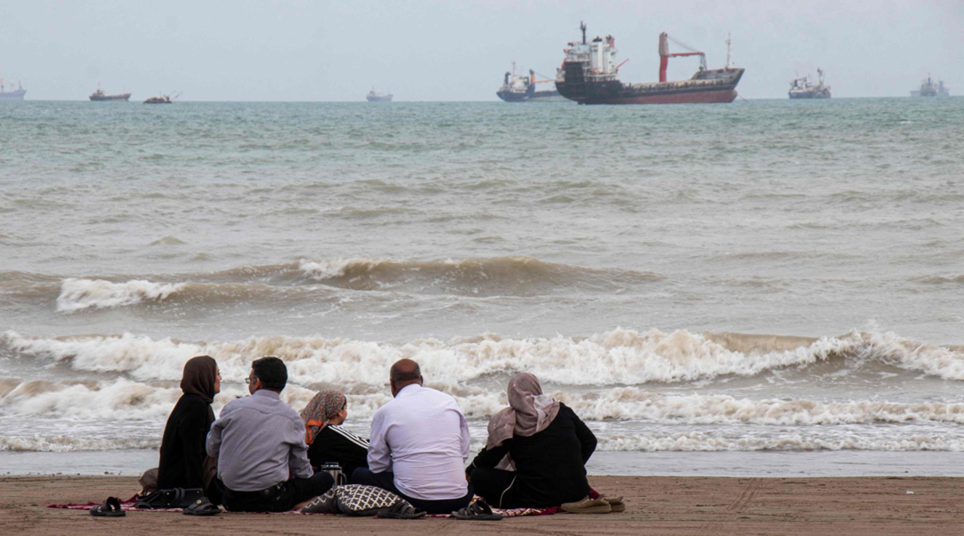 伊朗民众在霍尔木兹海峡沿岸的阿巴斯港苏鲁海滩。