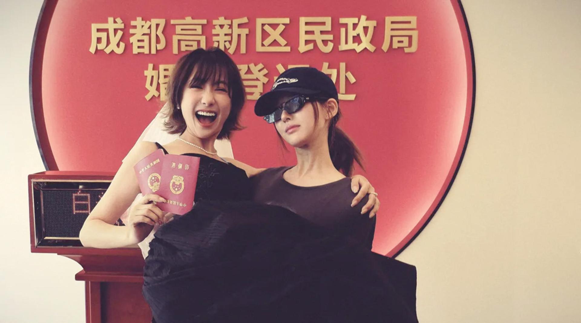 赵露思（右）陪闺蜜魏笑领证，玩新娘抱。