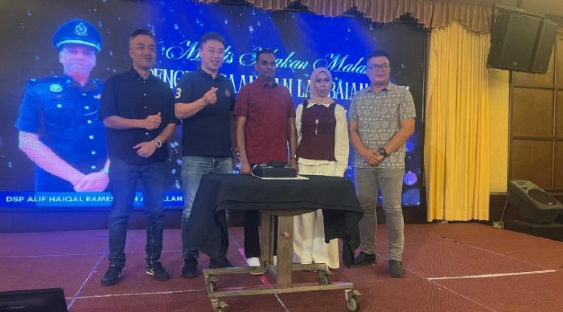 马来西亚木材工业局主席孙伟瑄对两名警官在维护如楼（Julau）地区治安方面的杰出服务表示高度赞赏。