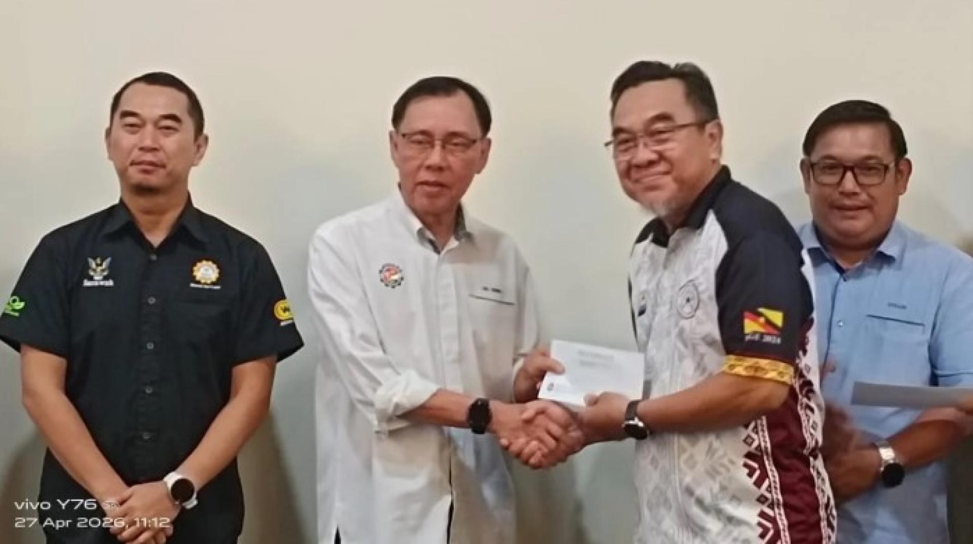 史蒂芬伦迪向其中一名受惠者移交MRP拨款。