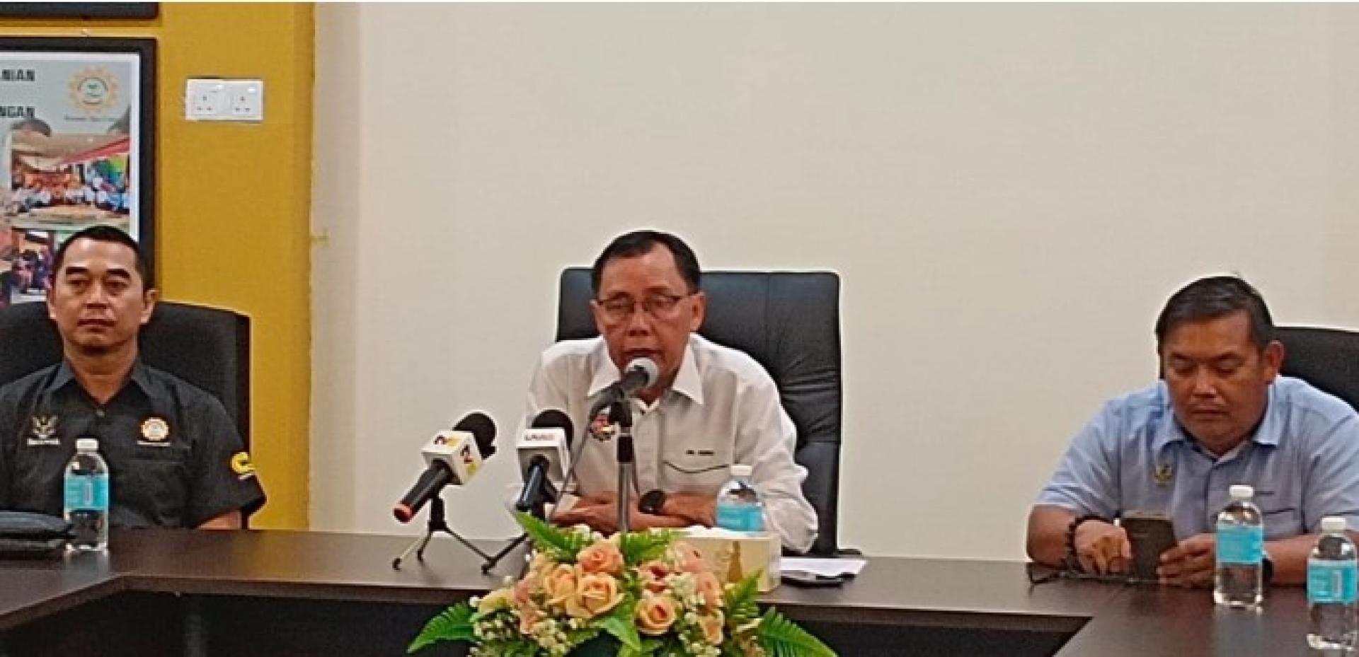 史蒂芬伦迪在民都鲁农业局办公室举行的2026年格盟纳州选区MRP第一阶段拨款移交仪式上致词。