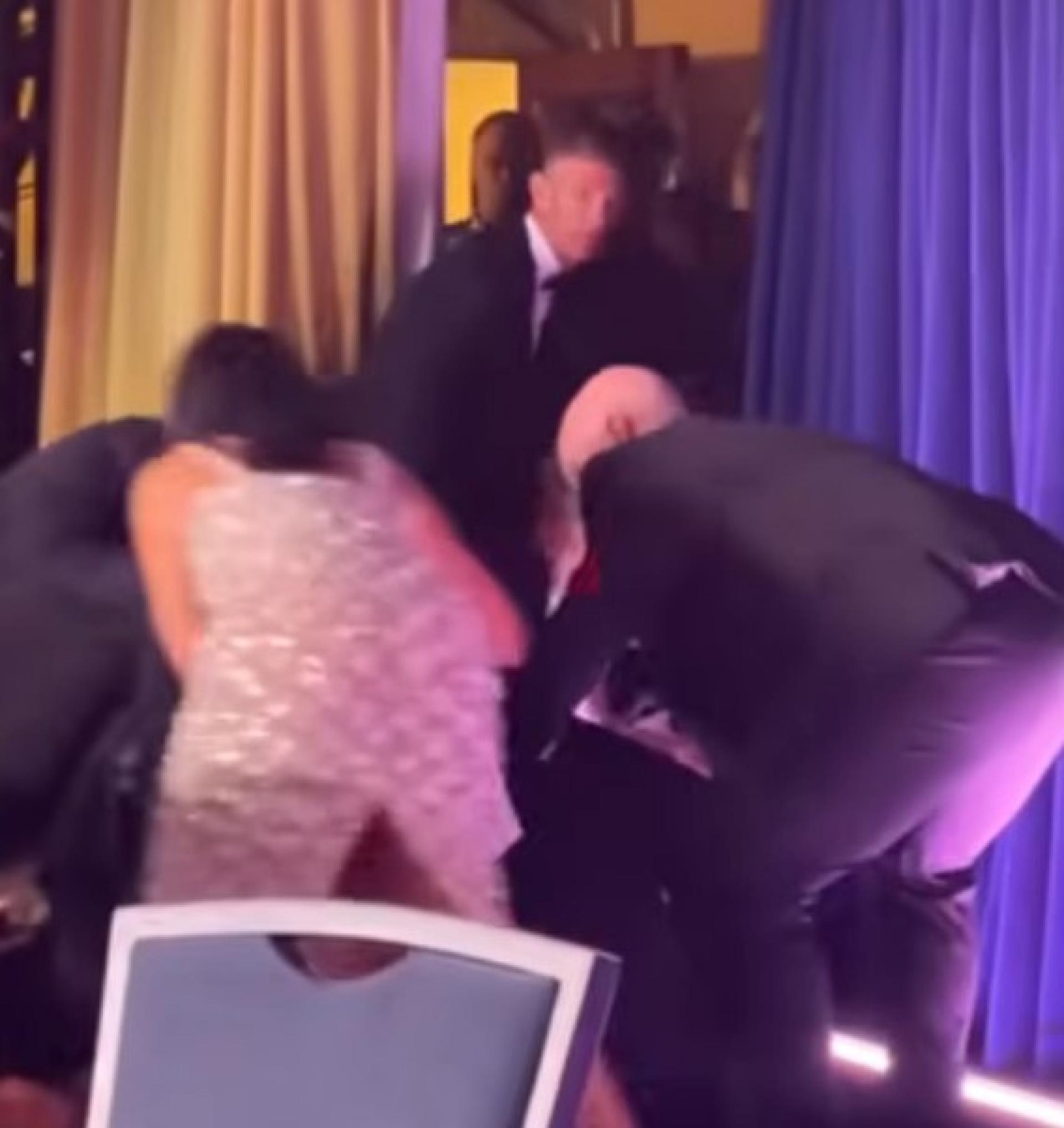 美国总统特朗普在枪击事件后接受媒体采访，回答关于他在撤离过程中一度“跌倒”的问题时，特朗普称说，他按美国特勤局特工要求“趴到地上”。