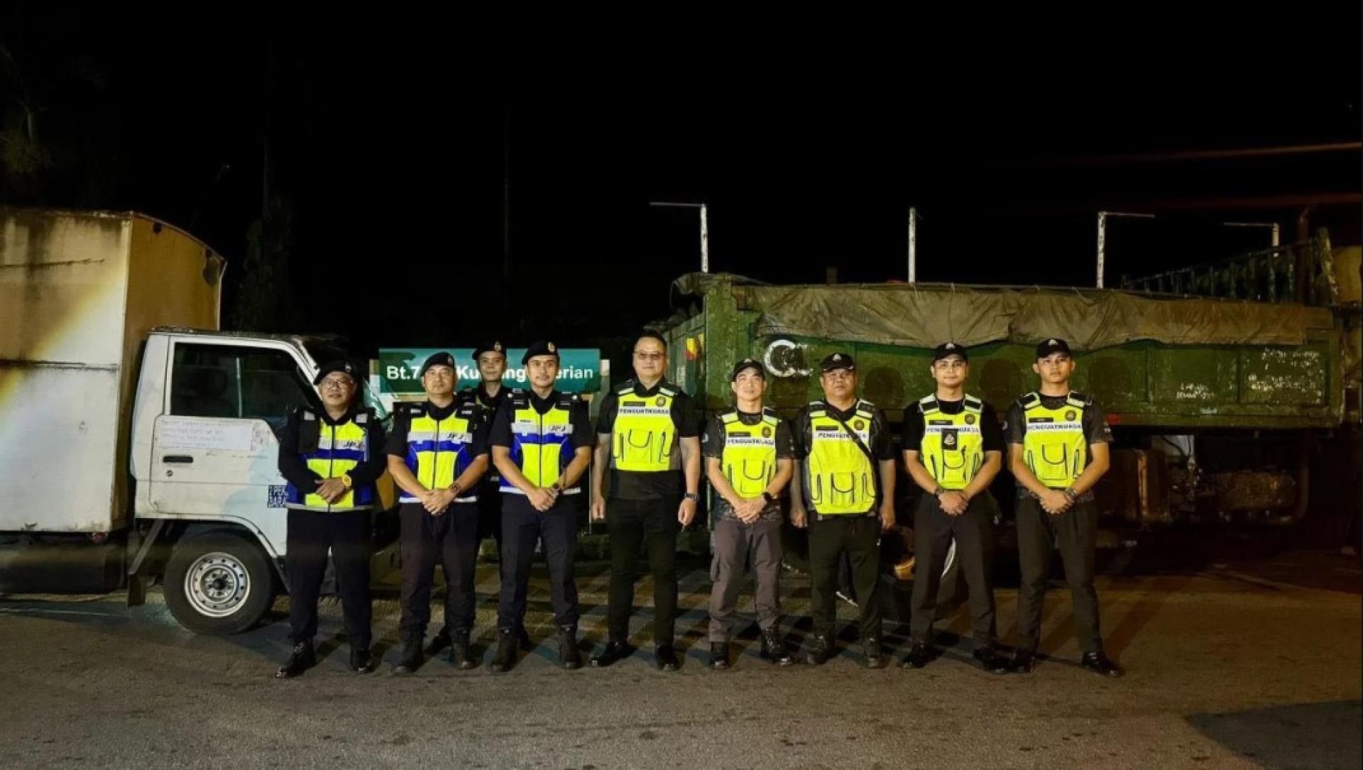 KPDN与RTD执法人员在行动中展开检查。