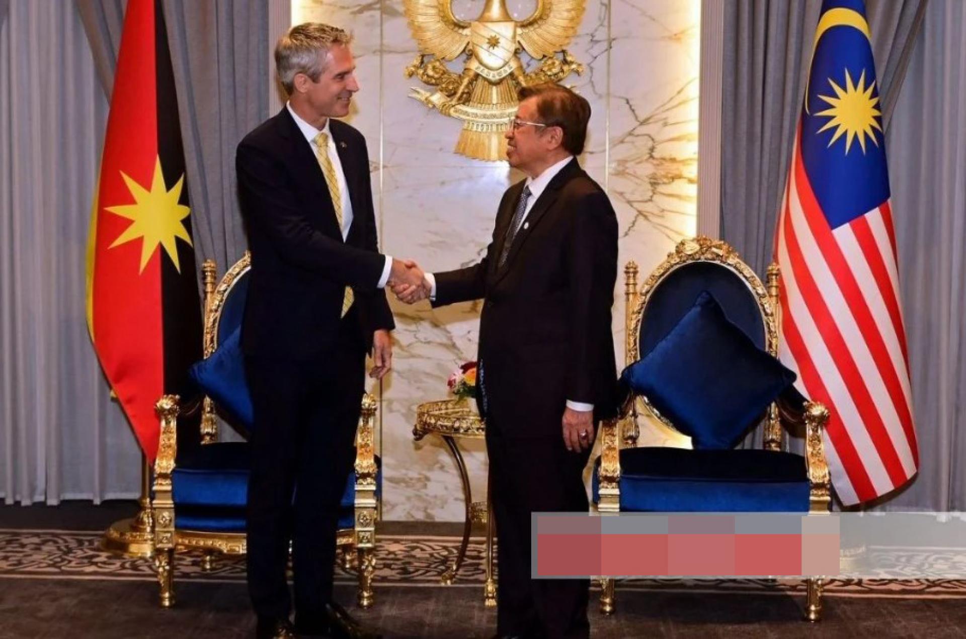 Daerr（左）与砂总理在礼节性拜会时互相问候。