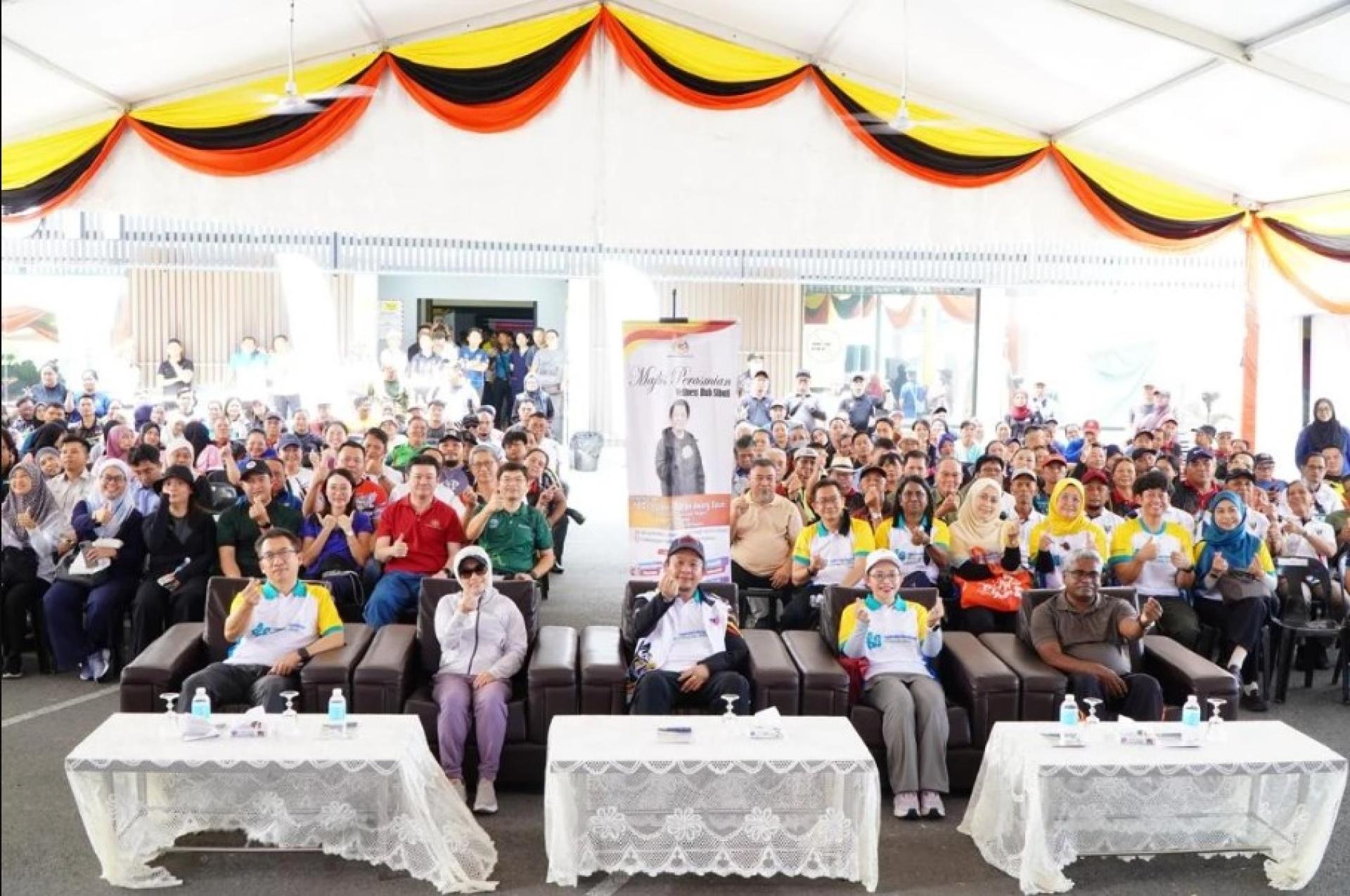 鲁卡尼斯曼（前排中）出席实务的健康枢纽推介仪式。（图：砂拉越公共通讯单位）