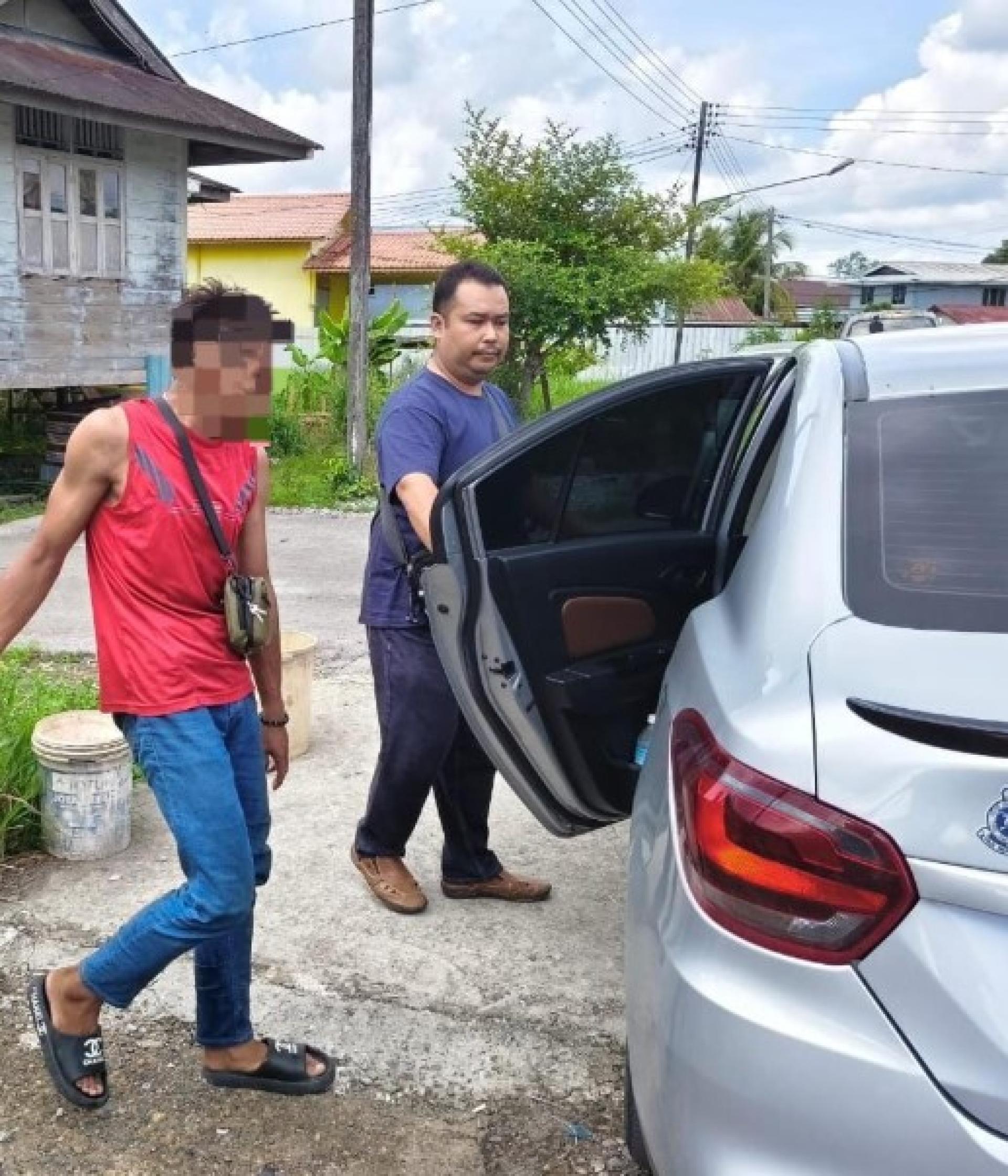 嫌犯被警方押送离开现场。