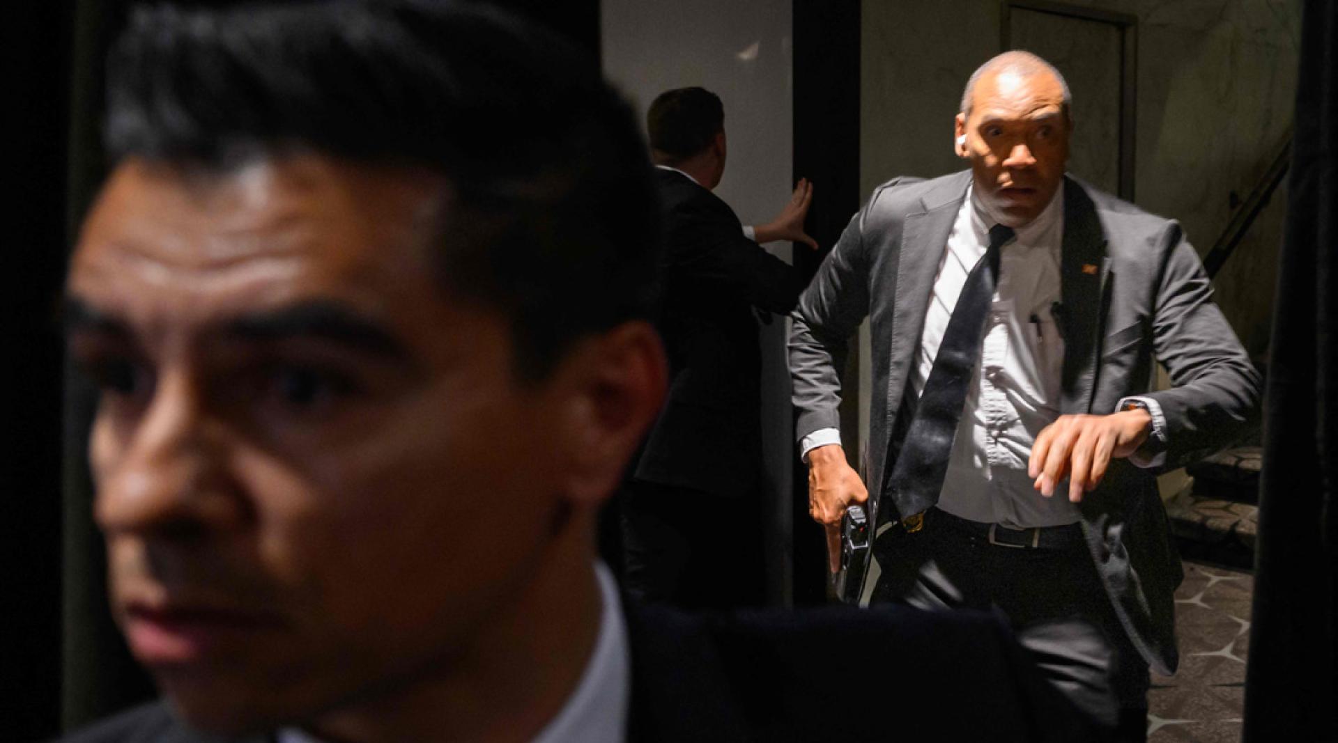 特工当晚拔枪应对突发事件。