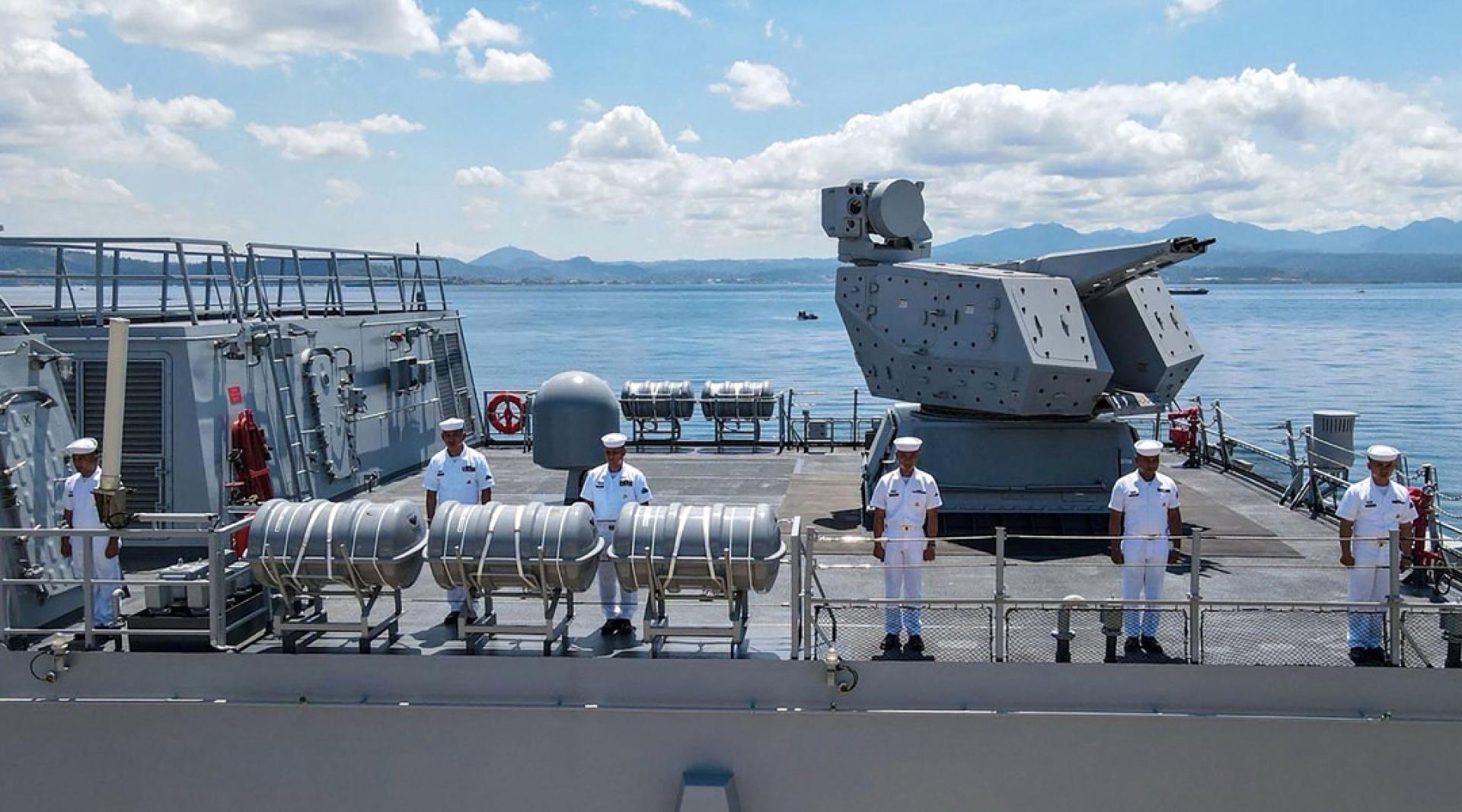 在亚洲与大洋洲，军事支出达6810亿美元，较2024年增加8.5%。图为菲律宾海军与护卫舰。