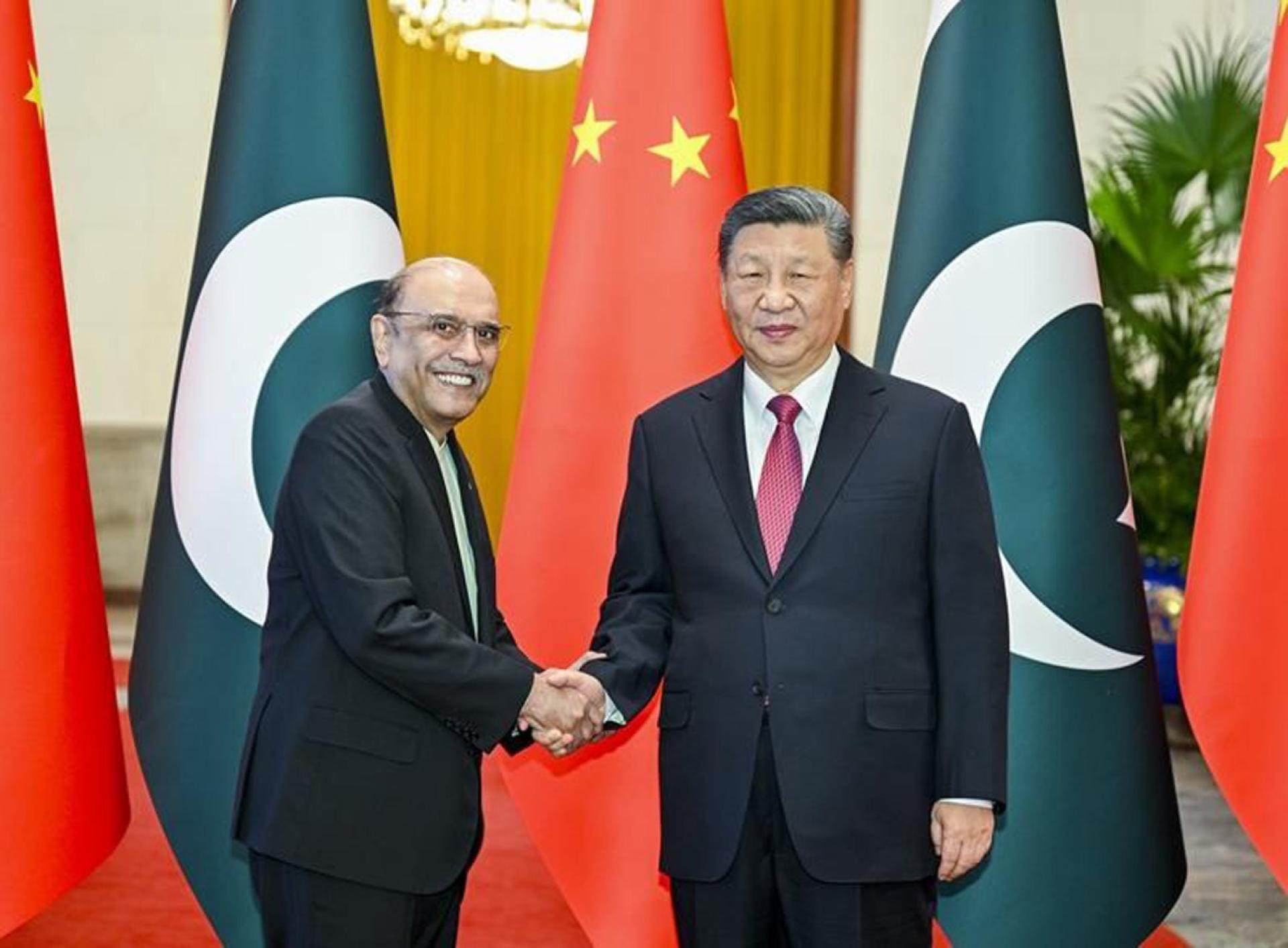 去年2月5日，中国国家主席习近平在北京人民大会堂与赴华进行国是访问的巴基斯坦总统扎尔达里举行会谈。（档案照）