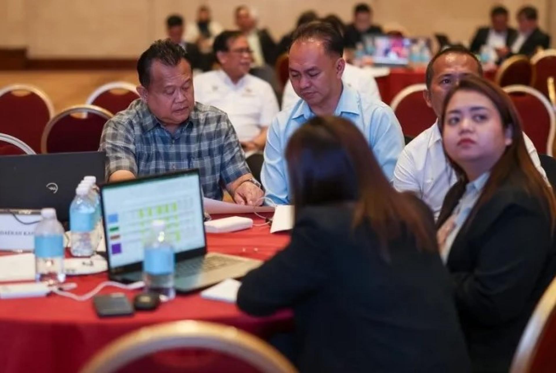 南达（左）在美里举行的加帛区乡区转型计划（RTP）工作坊上。