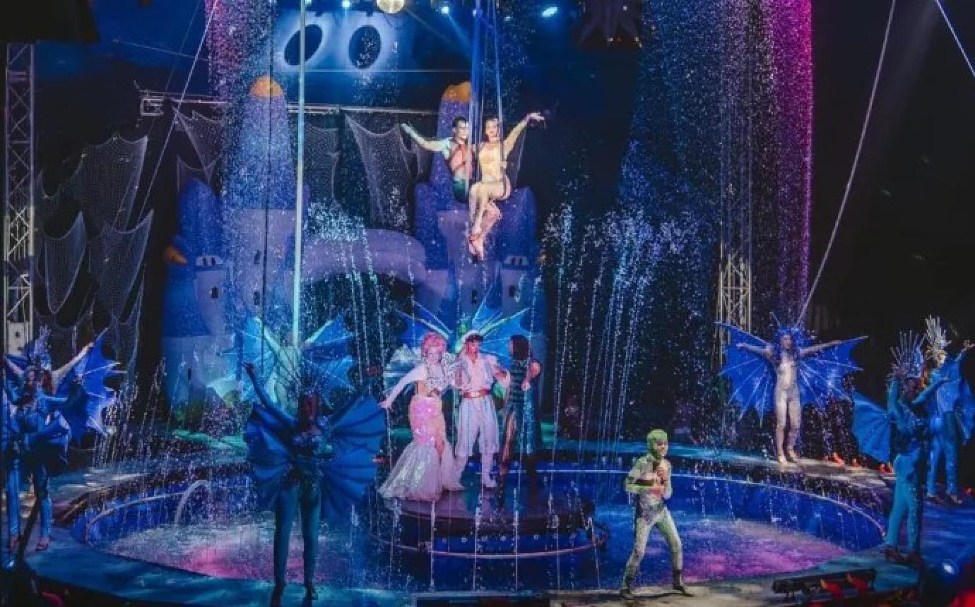 大英马戏团表演者在此前巡演中展示杂技与特技，为砂拉越观众带来高能量娱乐体验。