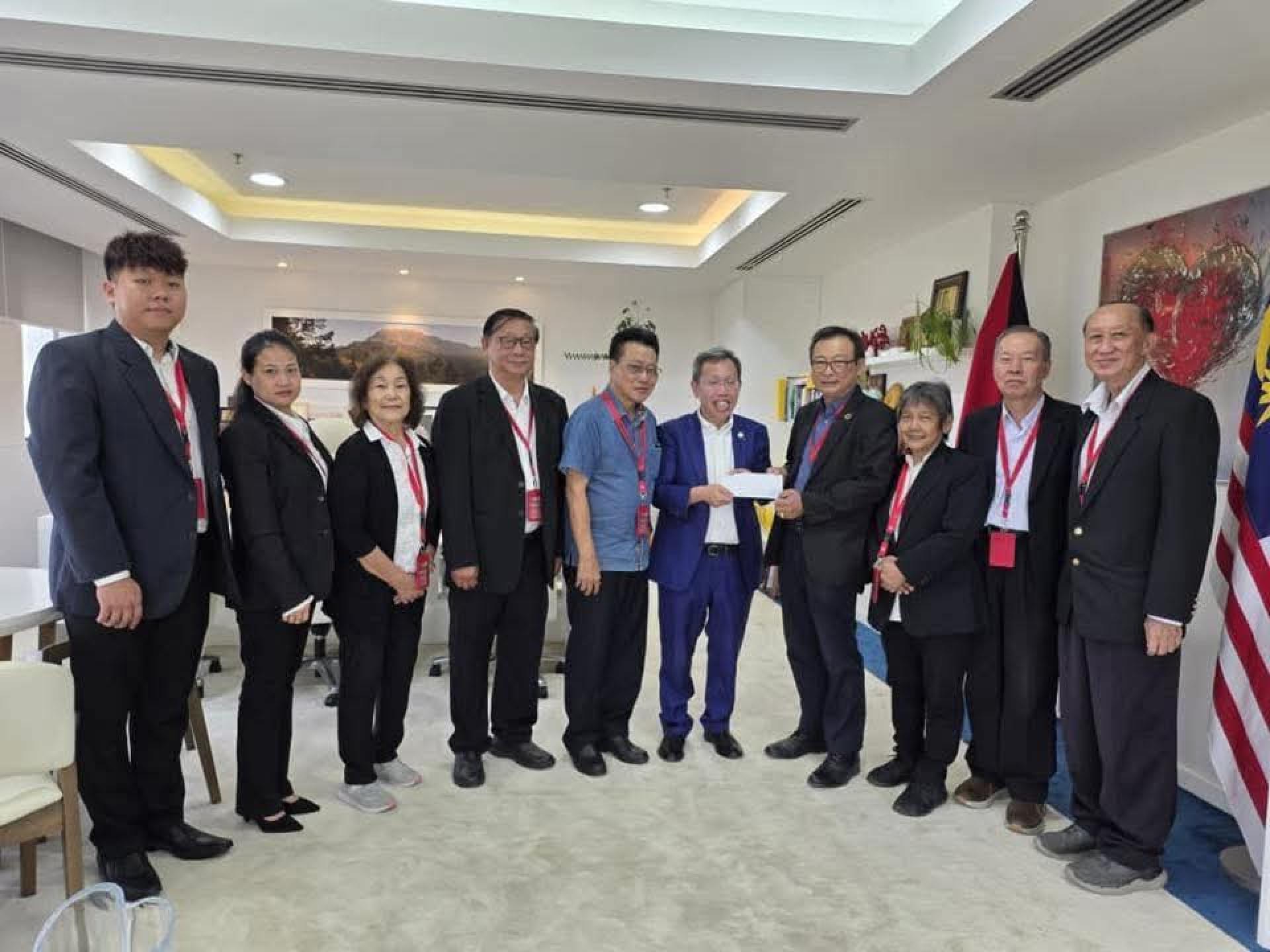 潮侨俱乐部前往拜访砂副总理YB拿督阿玛沈桂贤医生（右5）。左起：田圣杰、许可荔、郭珊瑚、沈汉忠、沈象文、拿督沈坚石、方淑英、许日升与杨金木等庆委。