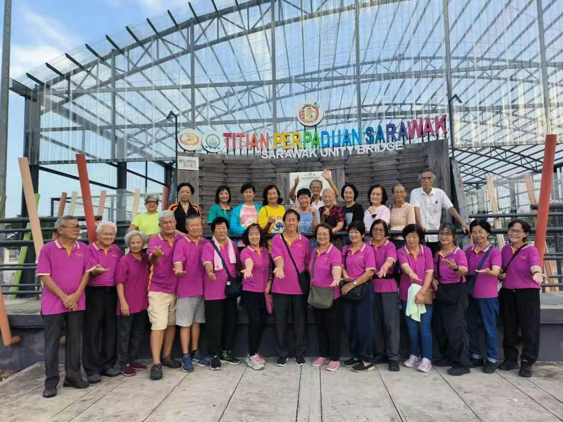 前排中者为筹委会主席王永春，左7为乐龄组主任何金珍，与参与晨运的同乡合影留念。