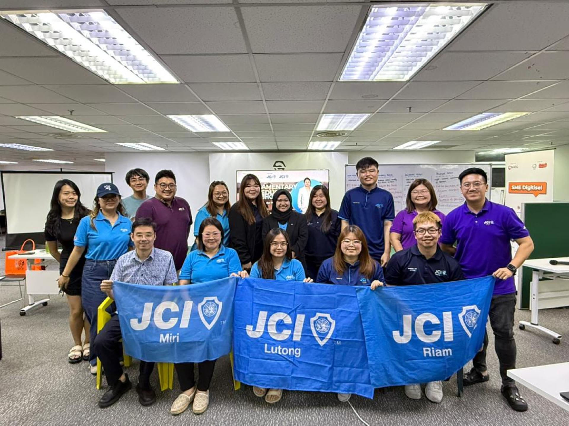 议会程序工作坊》参与者踊跃出席，并在活动结束后合影留念。