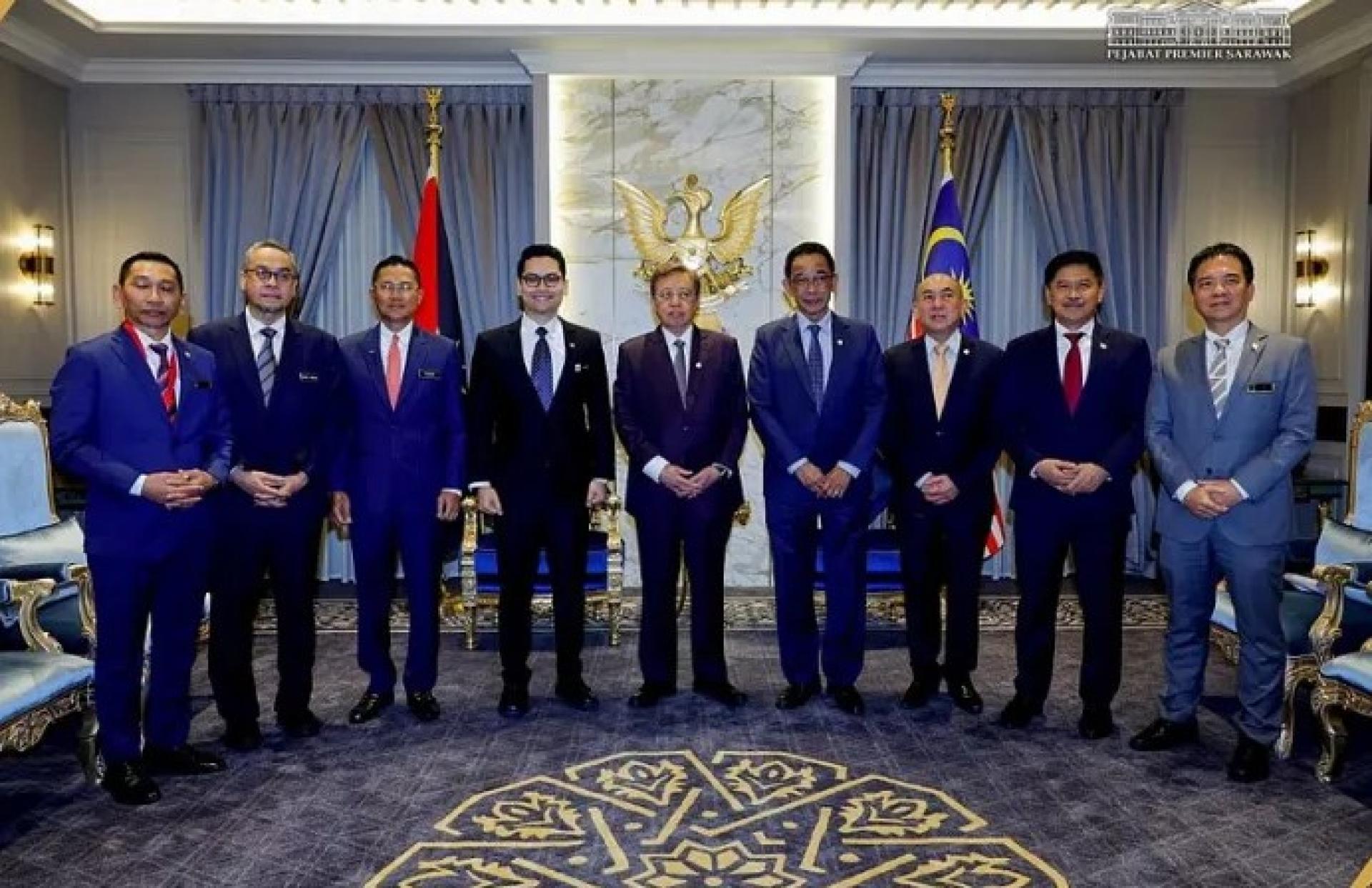 2026年4月27日，阿邦佐哈里（中）、阿都卡林（右4）、陶菲克（左4）等人在砂督国家勇士大厦出席礼貌拜会。照片来源：砂拉越总理署脸书。