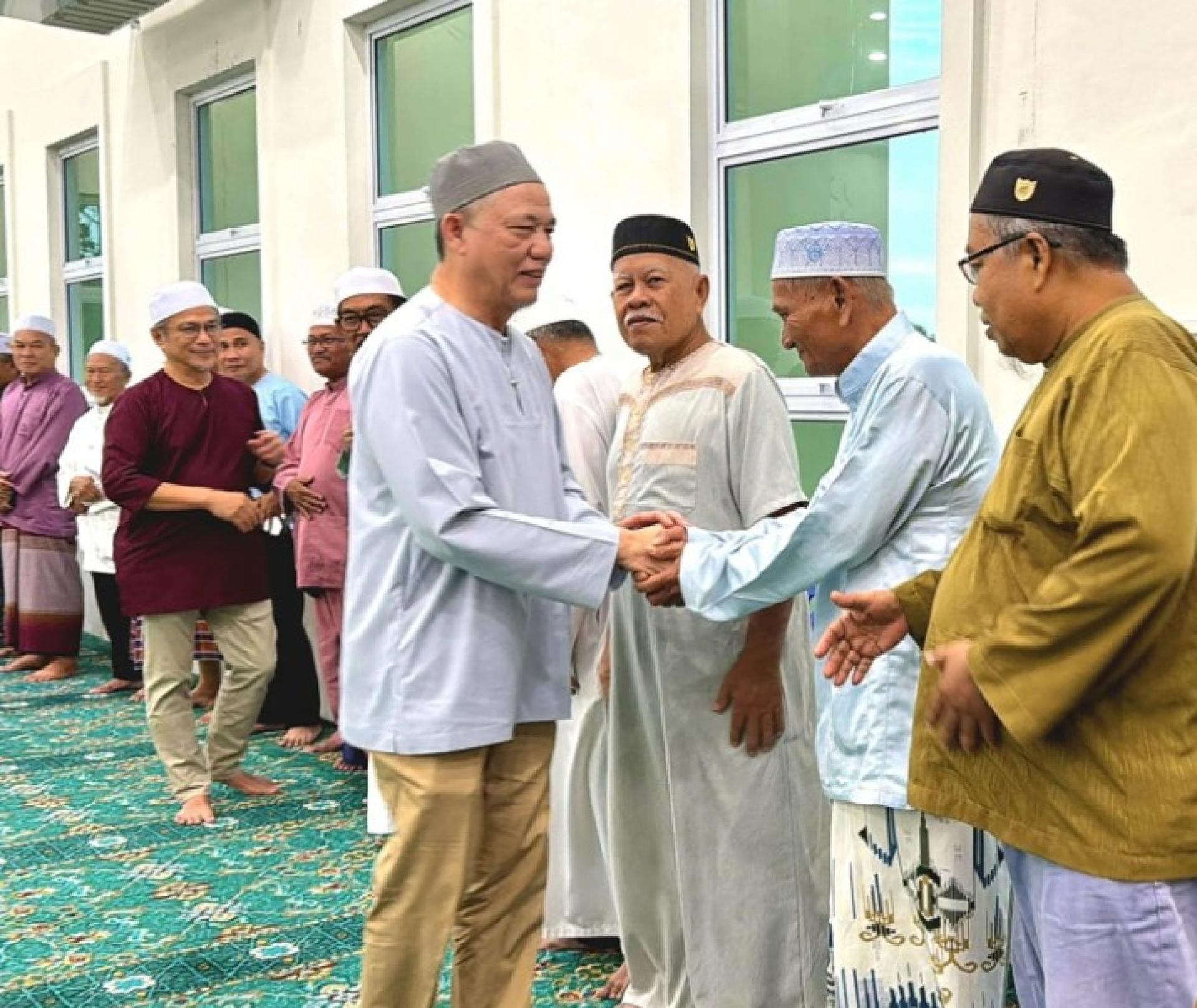 法迪拉尤索在诗巫达鲁费道斯清真寺与信众握手致意。