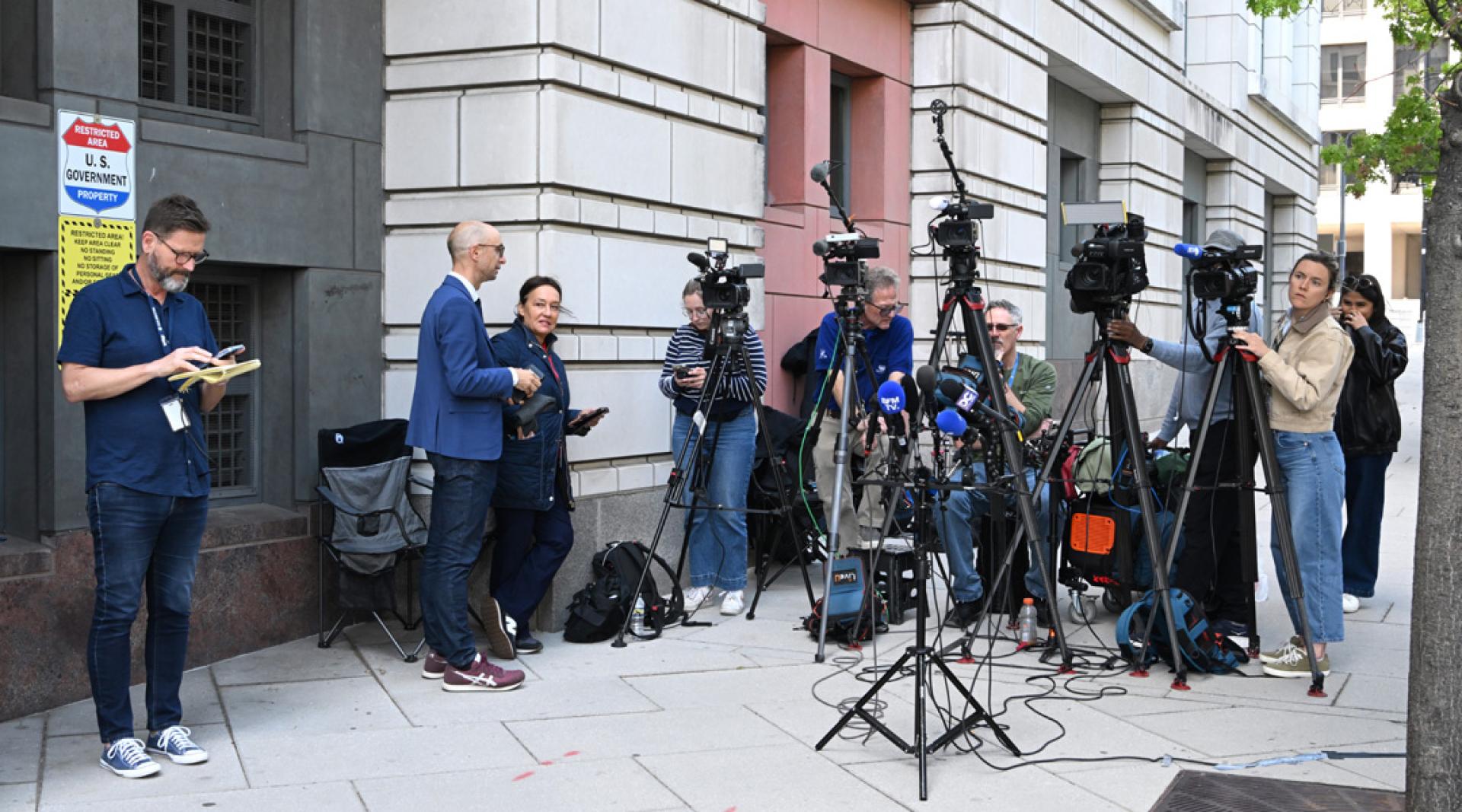 媒体在美国哥伦比亚特区联邦地区法院附近守候。（图：新华社）