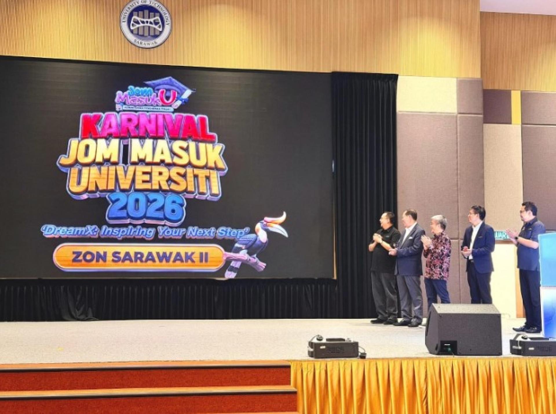 安华拉拜在众嘉宾见证下为嘉年华主持开幕仪式。