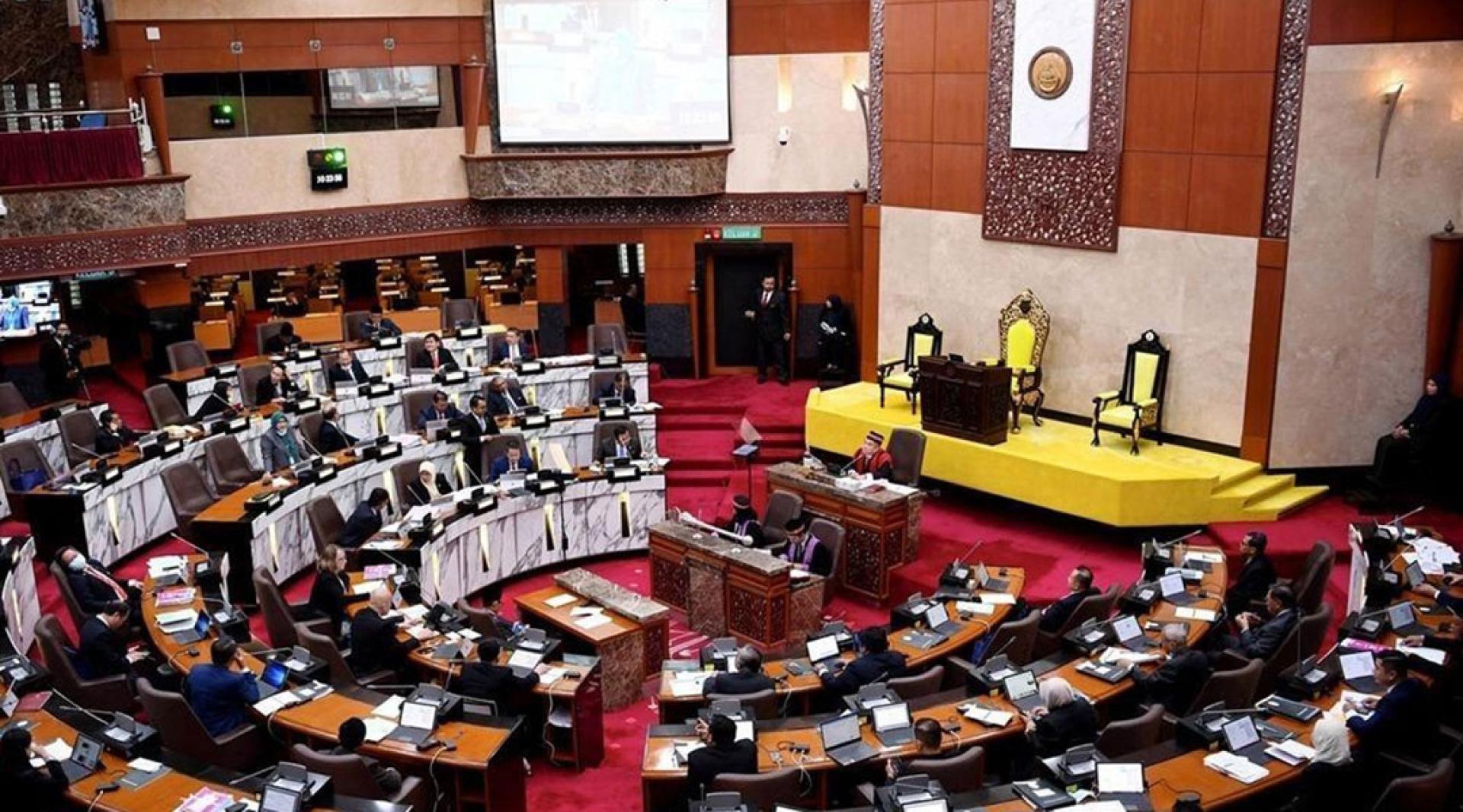 两名土团党州议员因王诗棋课题爆发激烈冲突，最终被驱逐出议会，并被禁足3天。