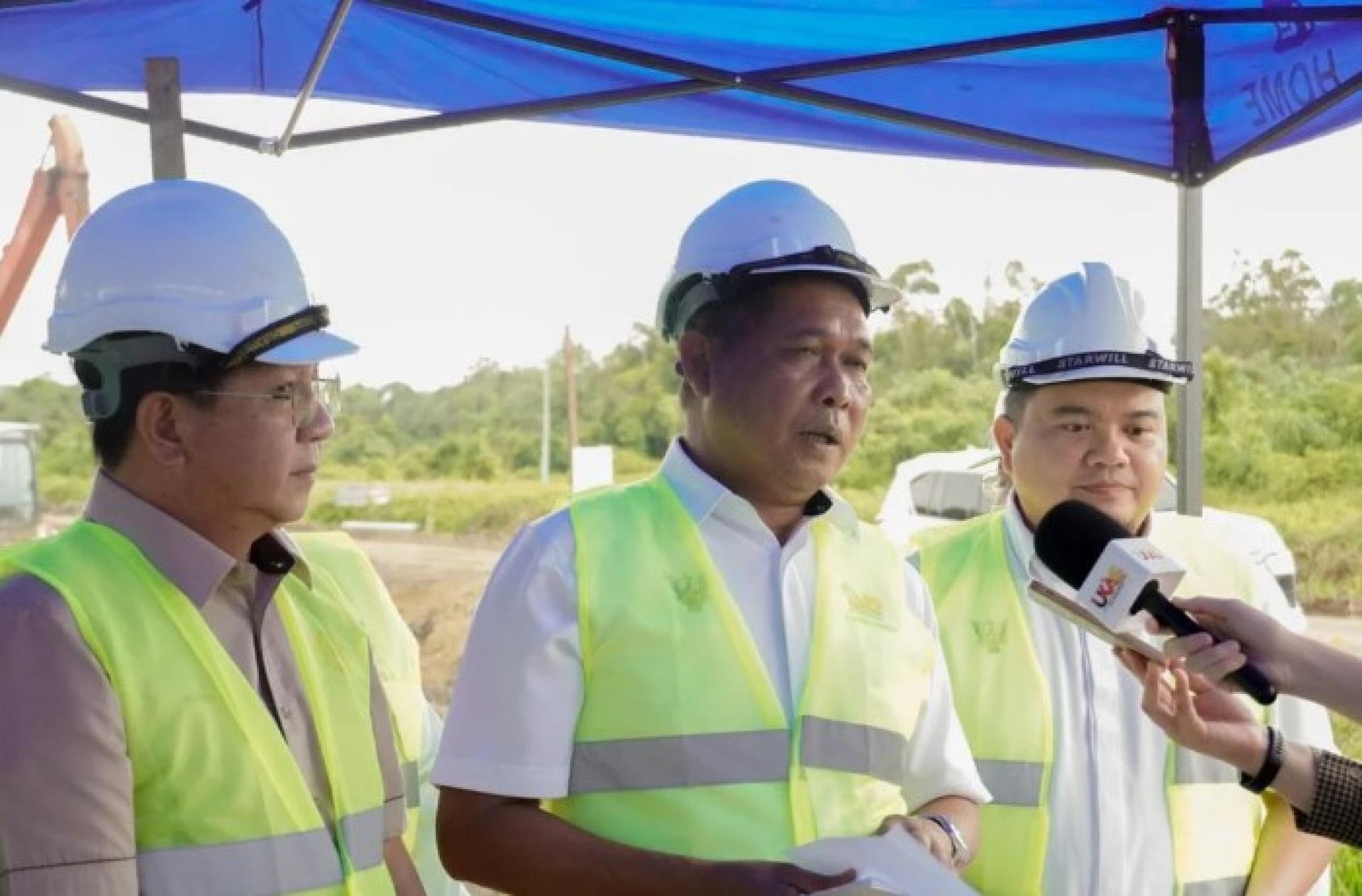 拿督艾登拉里乌与拿督沙菲益在视察双溪帕西／马都道路工程进展时接受媒体访问。