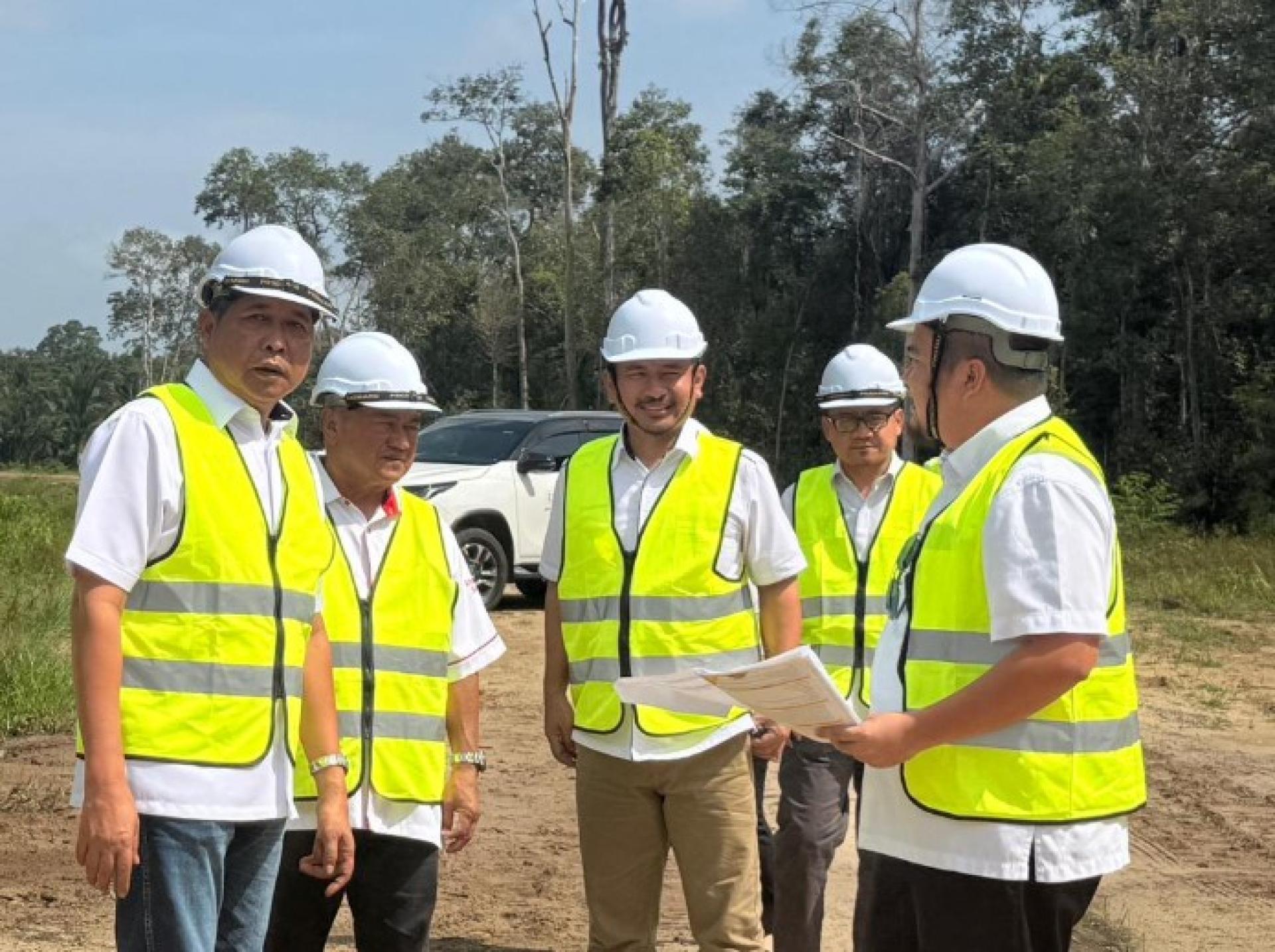 艾登、雅各布及罗斯顿等人在视察特连绕道工程现场。