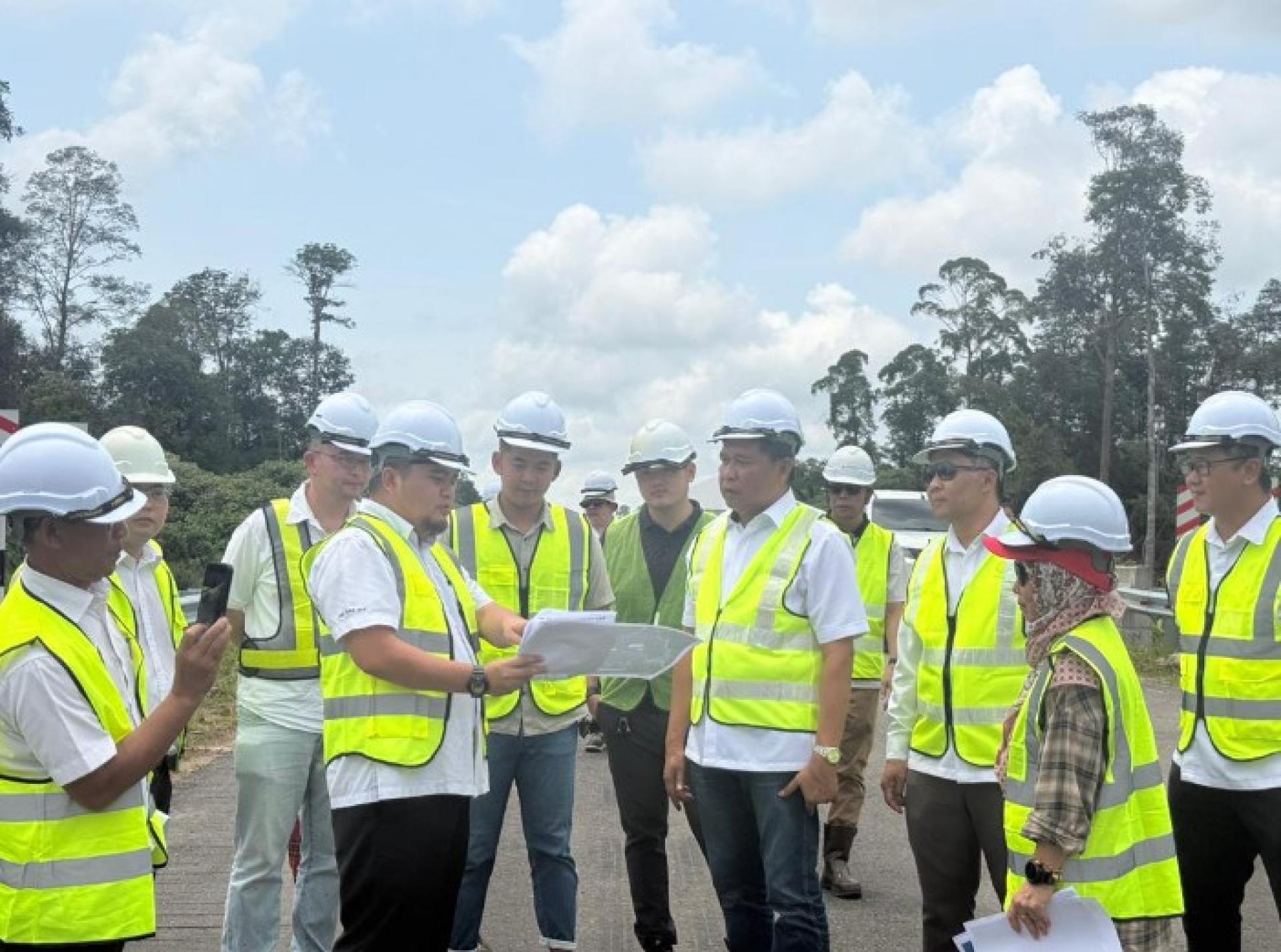 艾登拉里乌昨日视察甘榜Kebuaw／Telok Daloh／Bugan Kecil道路工程施工现场。