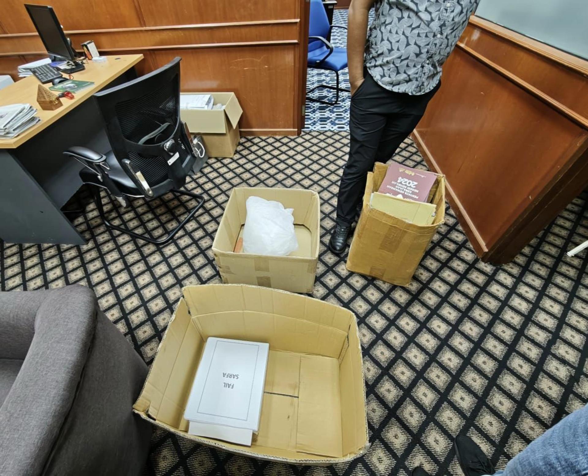 巫统行政议员的职员，正在收拾办公室及将私人物品装箱。