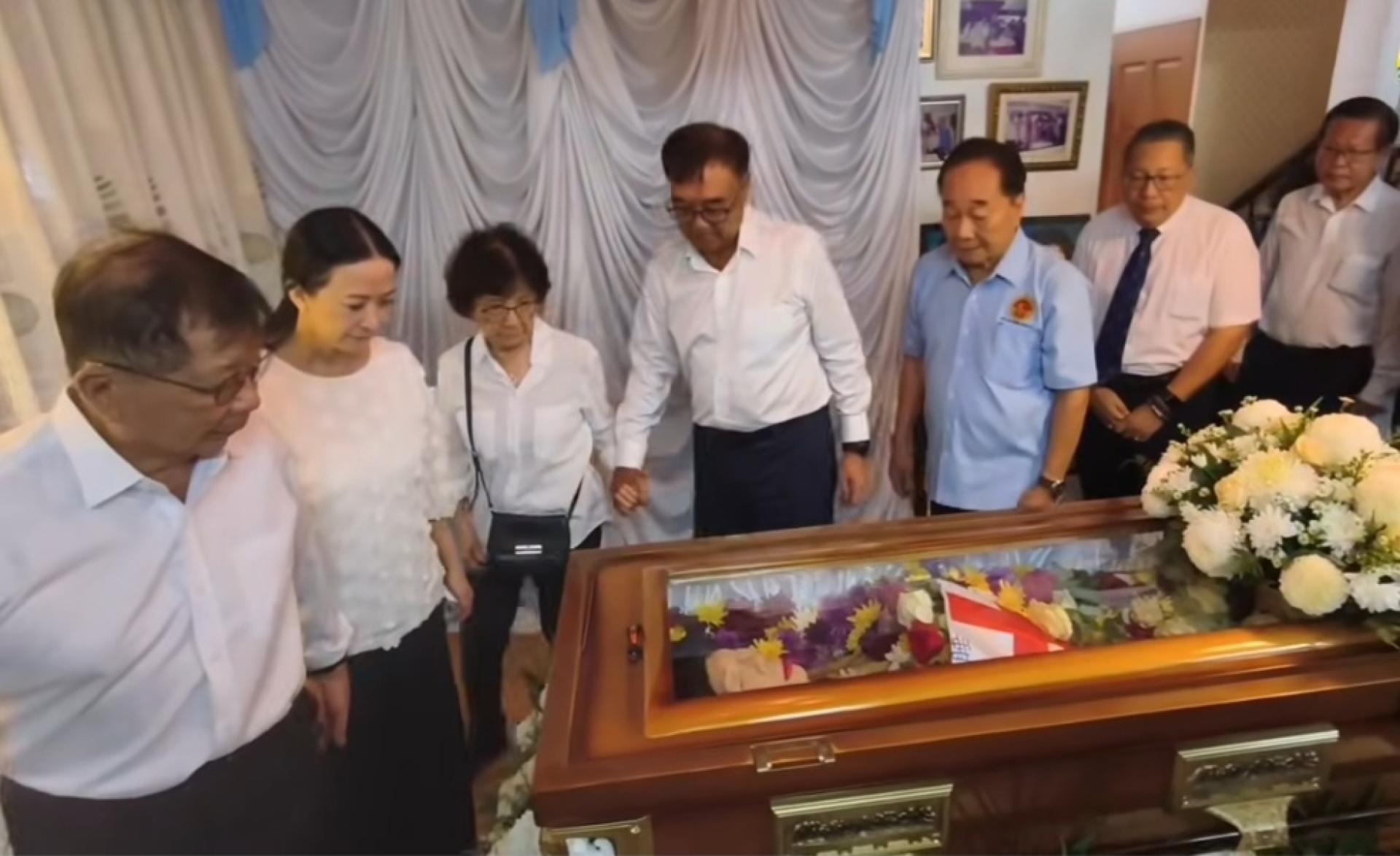 前砂副首长拿督巴丁宜陈康南及夫人拿督罗娜（左1及2）瞻仰已故杨守勤最后一面。在场者包括李景胜（右）、黄鸿圣（右2）及黄顺舸（右3）等人。