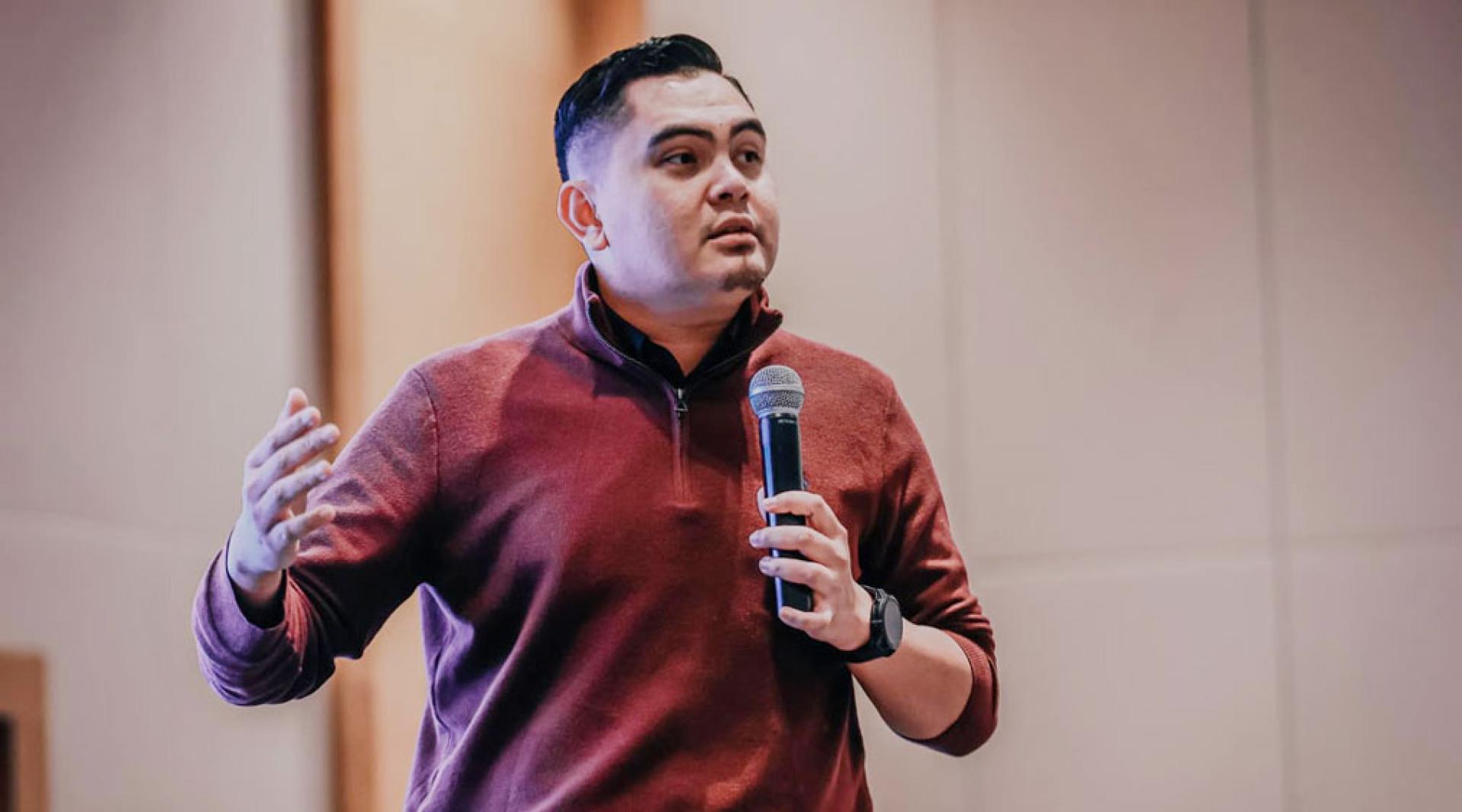 阿克马不主张使用偏激的手段来合作，组成“后门政府”。