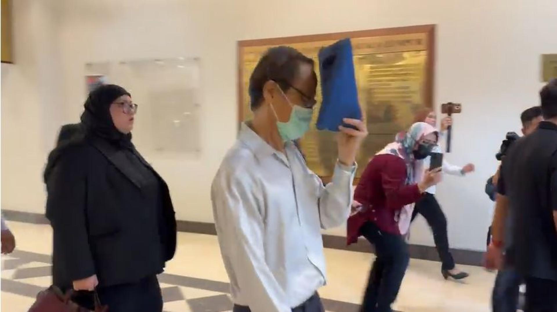 王志强（左2）涉嫌在签署合约时意图欺骗他人，而被控上吉隆坡地庭，但他不认罪。