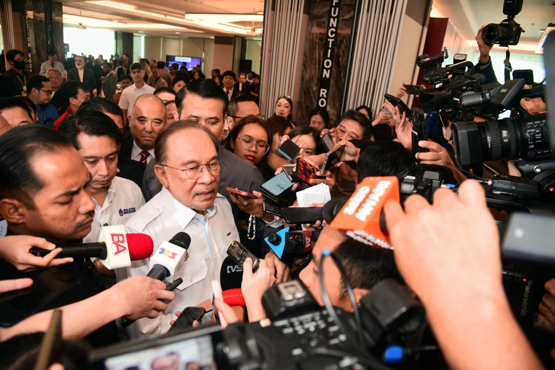 安华（左3）强调，森州政府的行政仍然照常运作，州议会也无需解散。