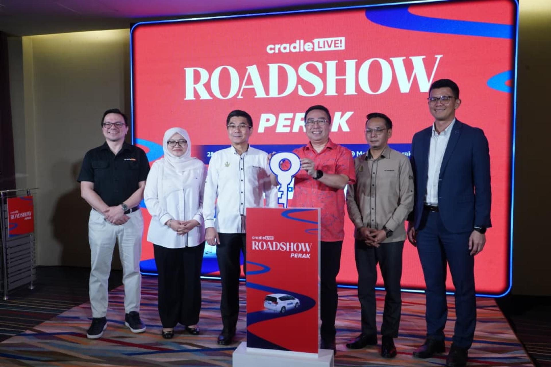 郑立慷（右3）为Cradle Live路演霹雳站活动主持推介礼。右起是陈家兴、阿兹兰及郑国霖（左3），左1是Cradle集团首席执行员诺曼。