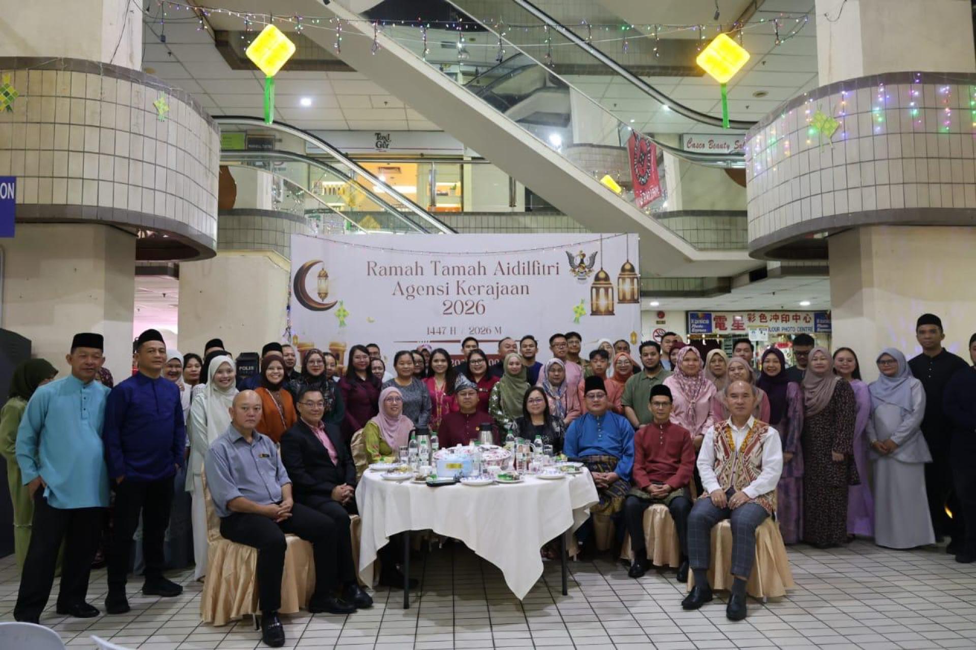 美里土地与测量局与各单位职员合影于会上。