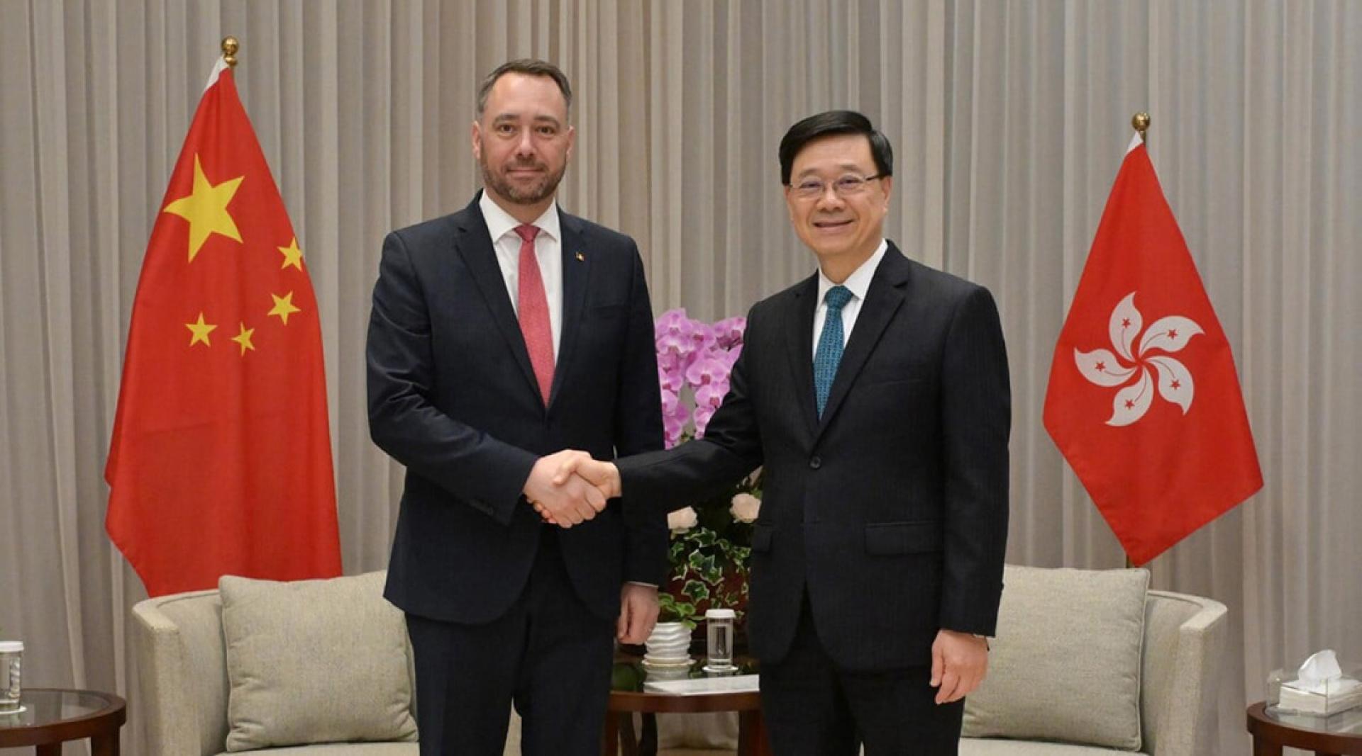 香港特首李家超（右）会晤比利时副首相兼外交大臣普雷沃（左）。