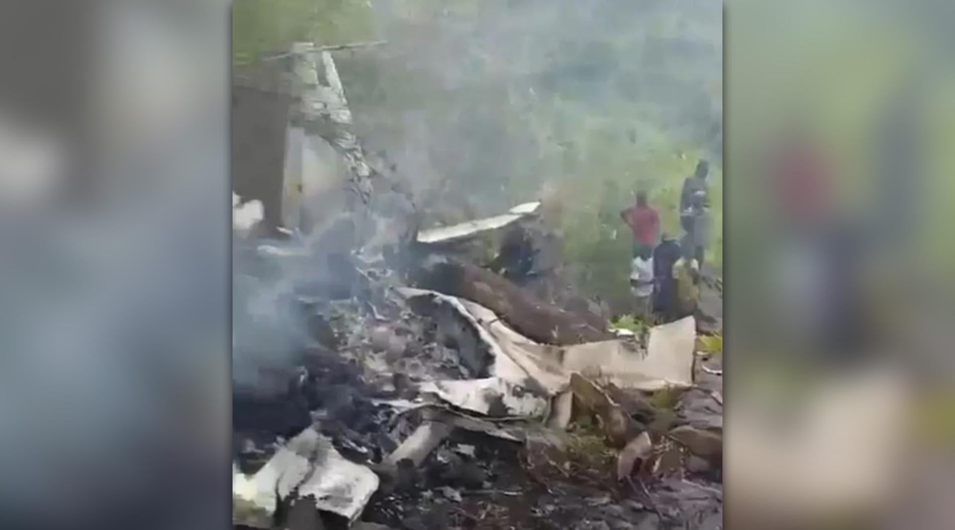 小型客机坠毁，机上所有人全部遇难。