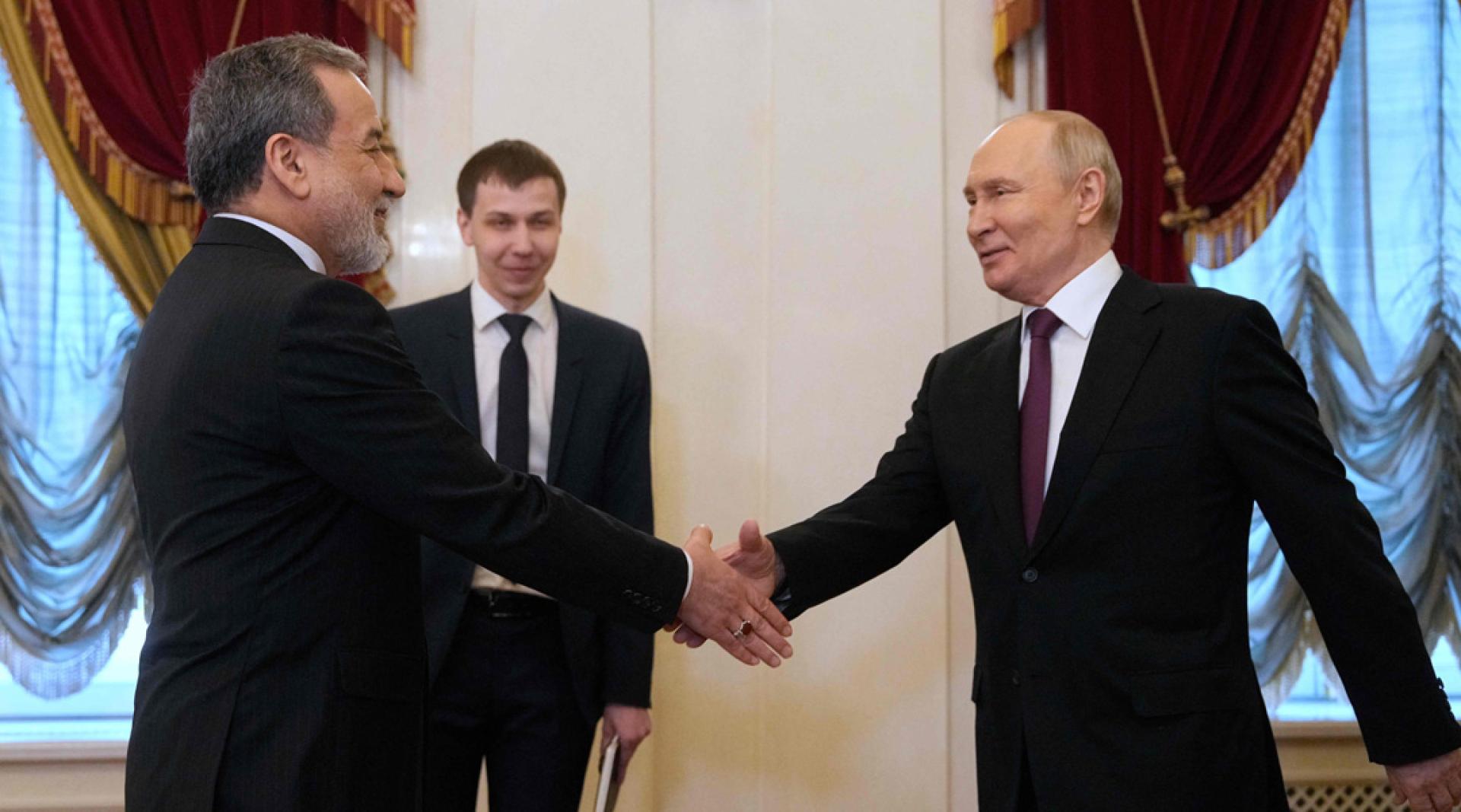 普京（右）会见阿拉格齐。