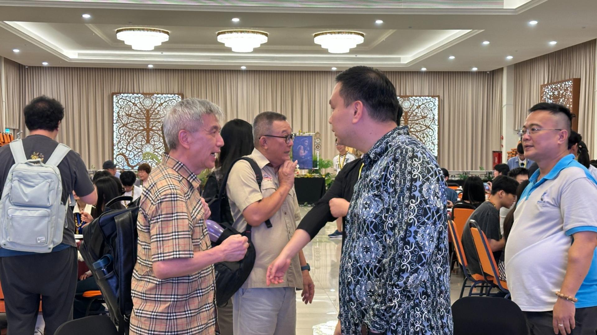 赵俊文与来访的120名香港游客交流互动。