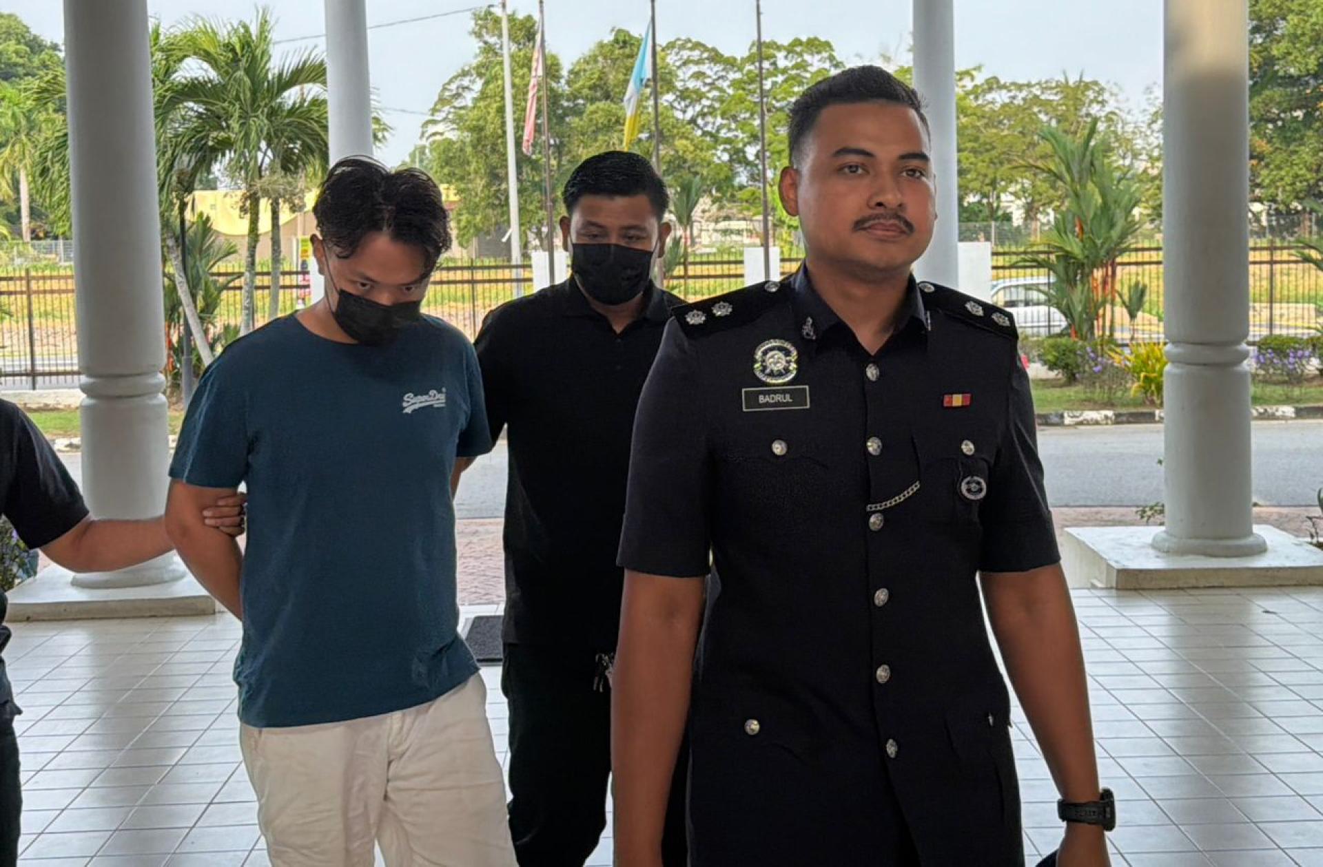 嫌犯（左）在警方押送下，到法庭空面控。