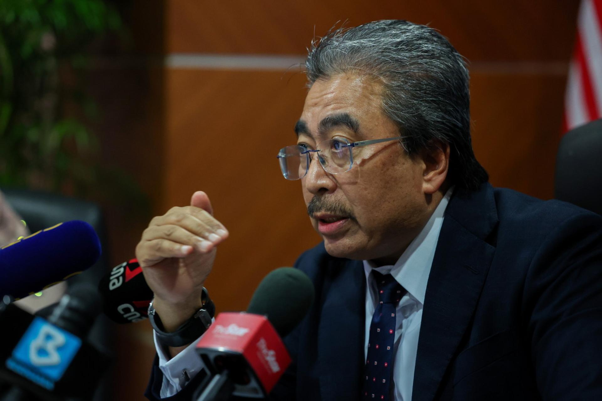 佐哈里强调，政治稳定是应对经济挑战的关键。