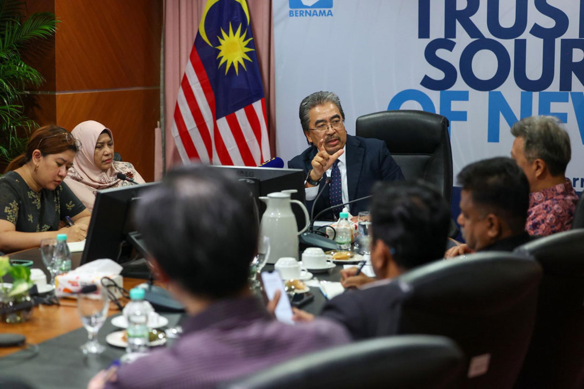 佐哈里（中）在对话会上透露，大马已回应美国的301调查，并否认有关产能过剩与强迫劳动的指控。