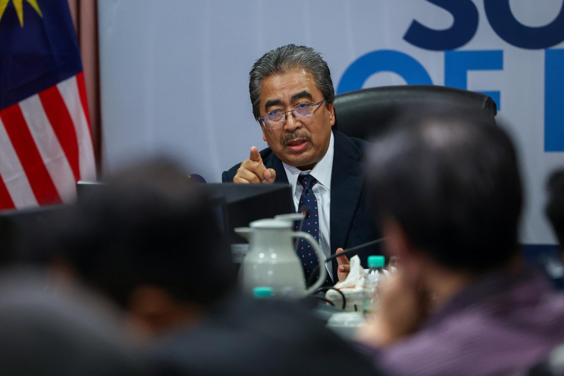 佐哈里表示愿考虑部长使用电动车，但强调充电网络必须先行完善。