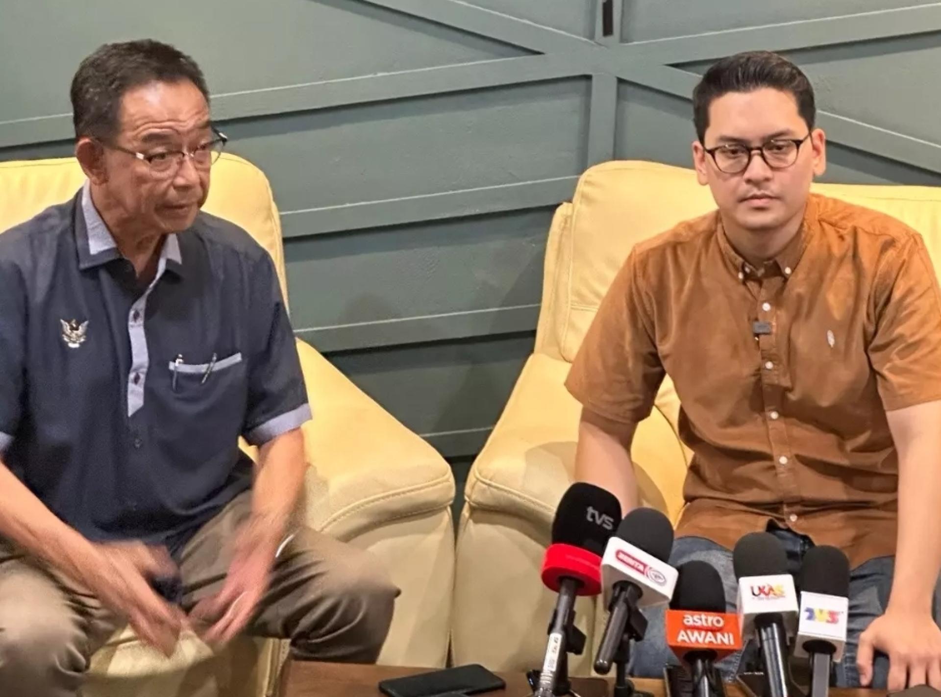 我国青年及体育部长莫哈末道菲（右）在发布会上发言。左为砂拉越青年、体育及企业发展部长拿督斯里阿都卡林。