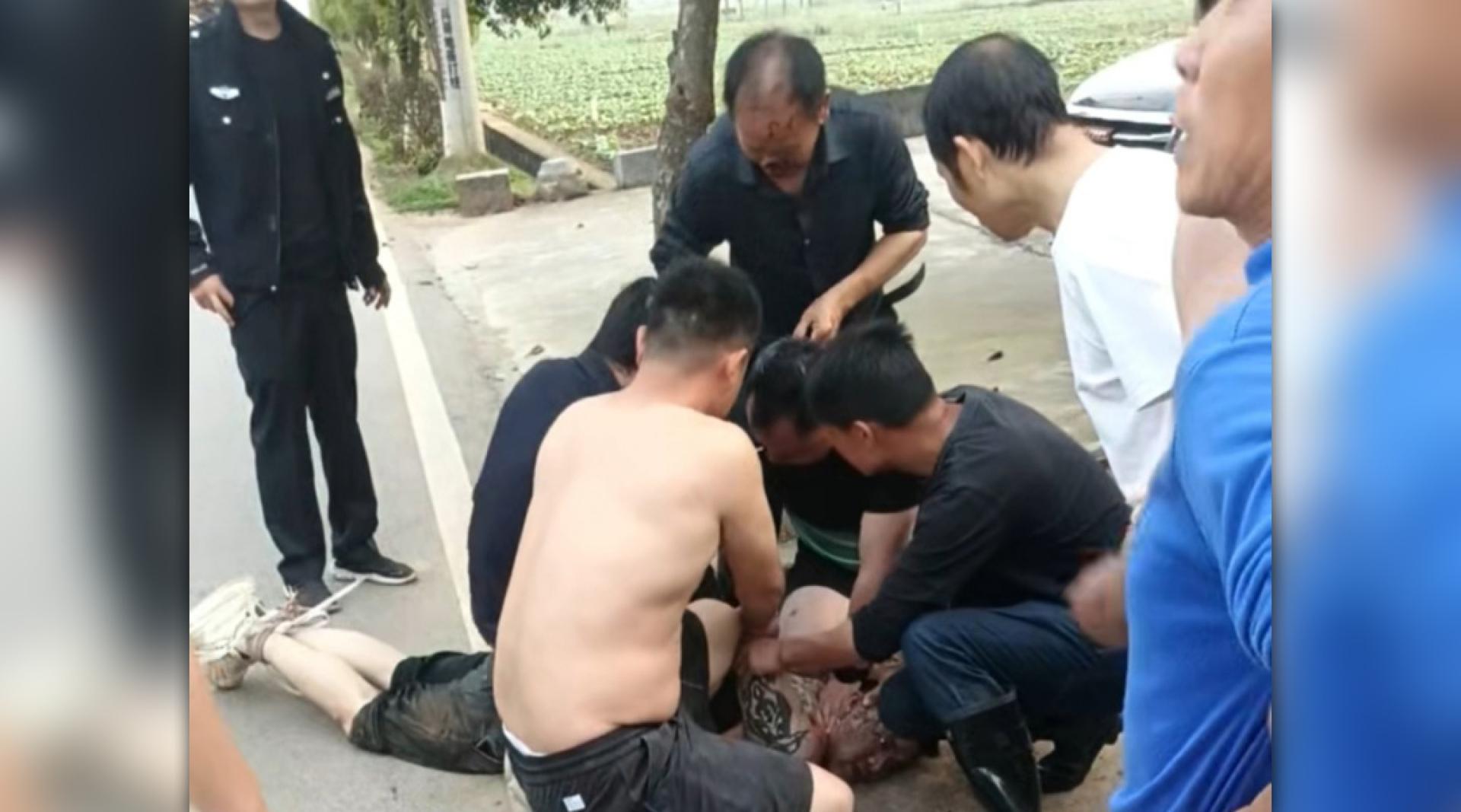 曾凡林与歹徒搏斗被咬掉鼻子：图后中央站立者为曾凡林。