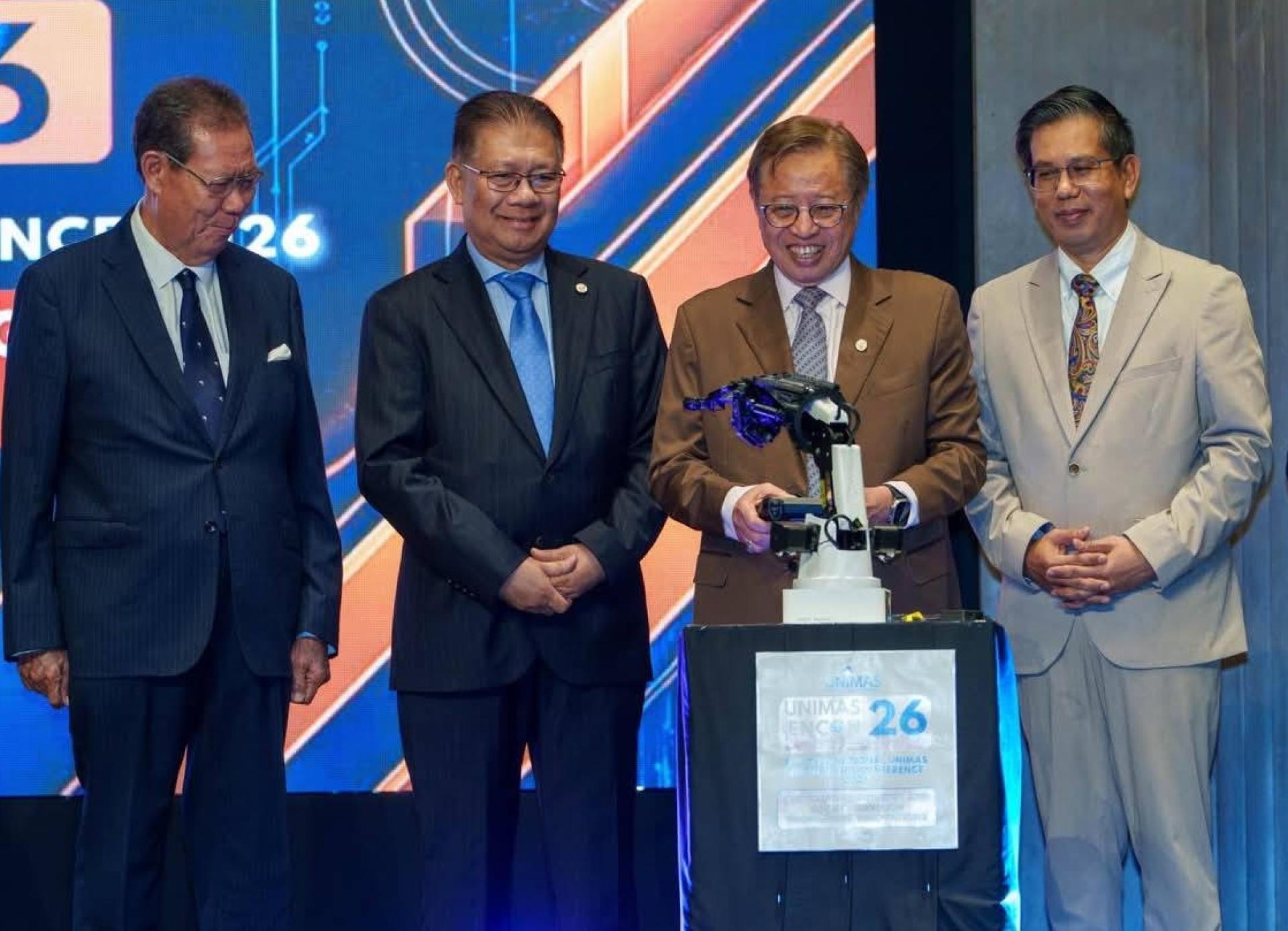 总理阿邦佐哈里（右2）为活动主持仪式。