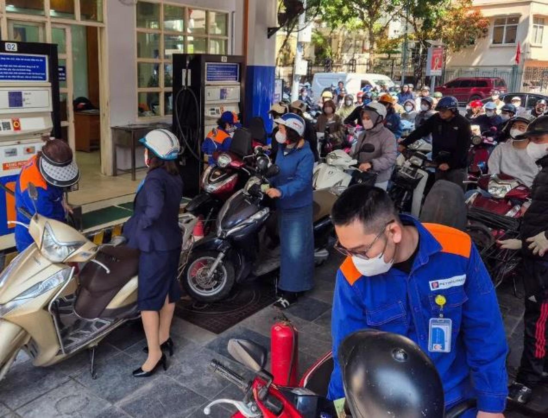 越南河内民众3月在一间加油站排队添购汽油。受中东战事影响，当局早前呼吁企业鼓励员工居家办公，以节省燃料并缓解供应紧张及油价上涨压力。