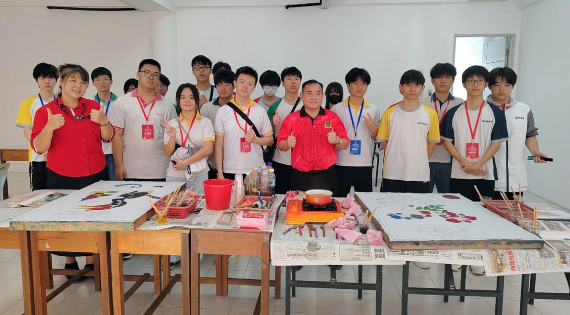 香港天主教新民书院的学生在诺尔（Noel）老师以及黄菊香老师的带领下体验蜡染课程。