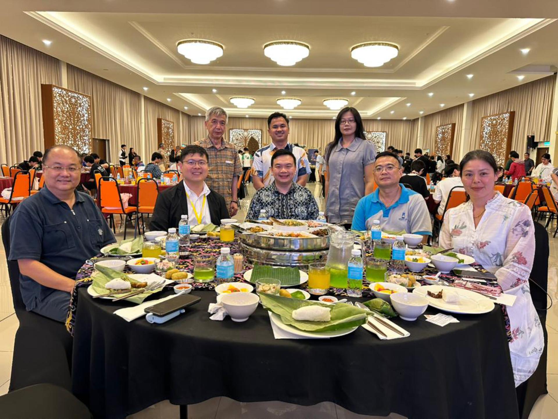 欢迎晚宴上，香港天主教新民书院的吴华彪校长等人与旅游、艺术及文化部副部长赵俊文、廉律中学名誉董事长拿督吴健平、江佩娟校长、联课副校长康亚熊等人合摄。前排中间者为赵俊文副部长、左1为廉中名誉董事长拿督吴健平、左2为新民书院吴华彪校长、右1为廉中江佩娟校长、后排中间为康亚熊副校长。