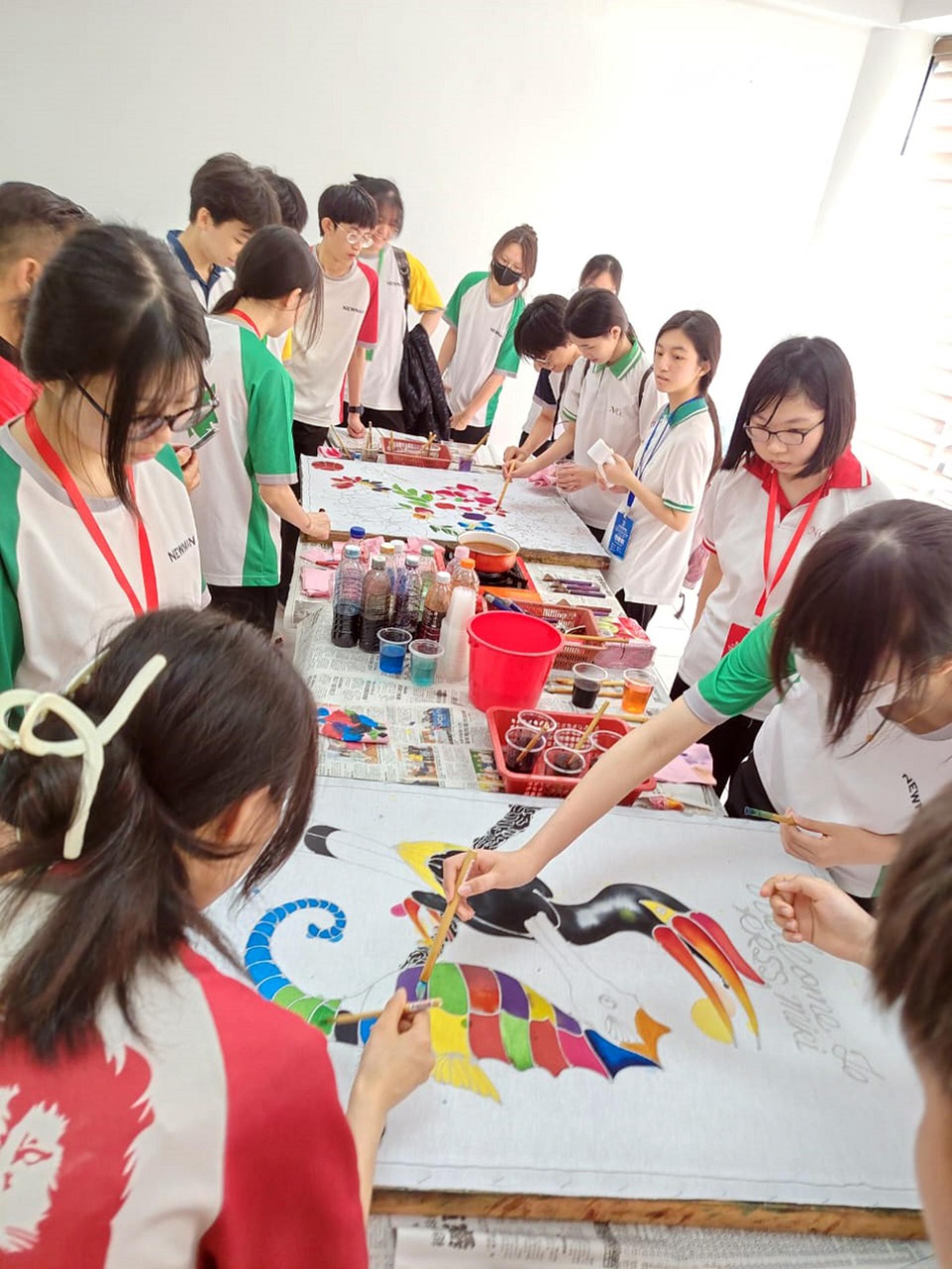 香港天主教新民书院学生体验蜡染时摄。