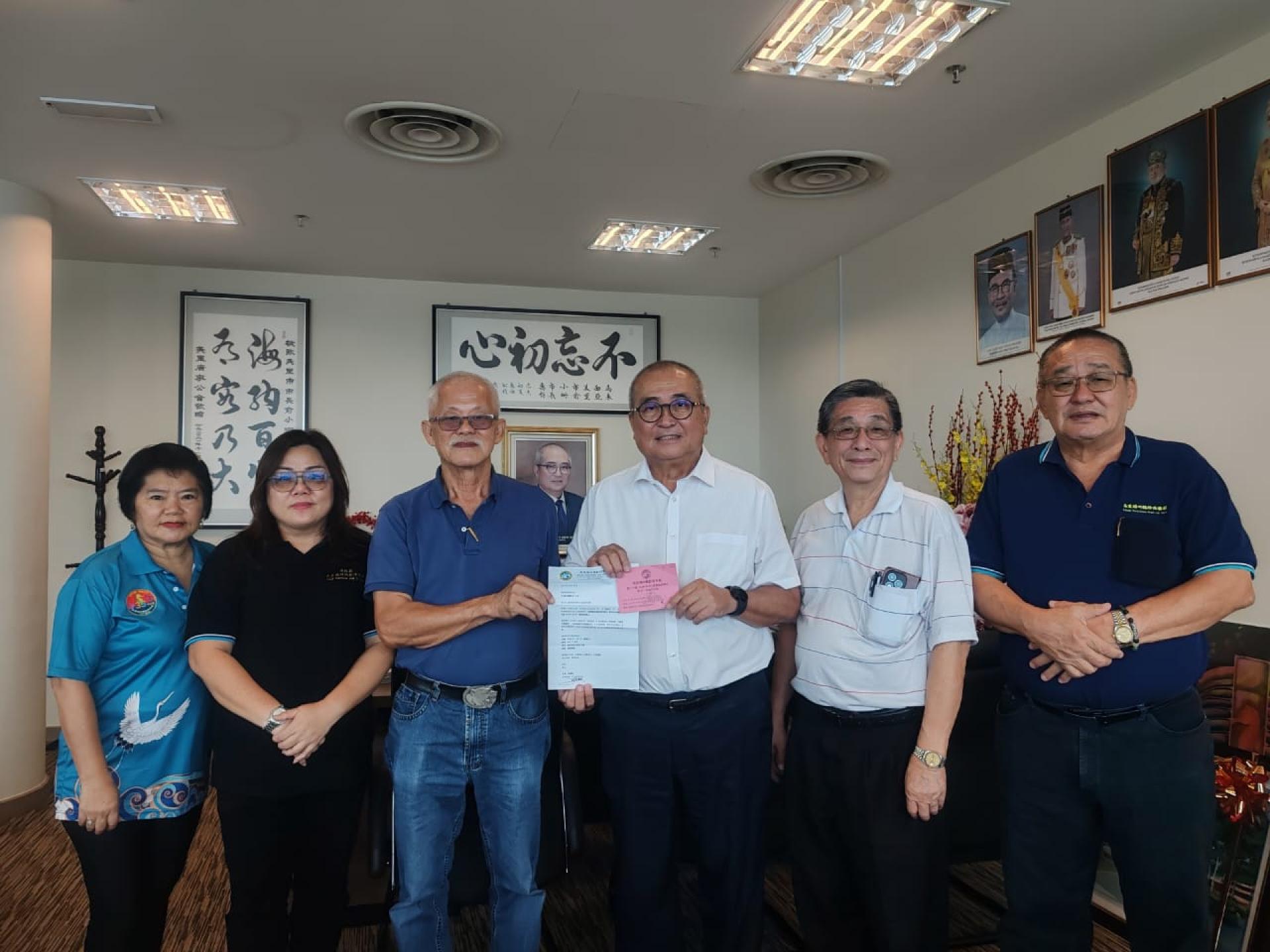 大会主席俞贤崧移交邀请函给美里市長YB俞小珊。