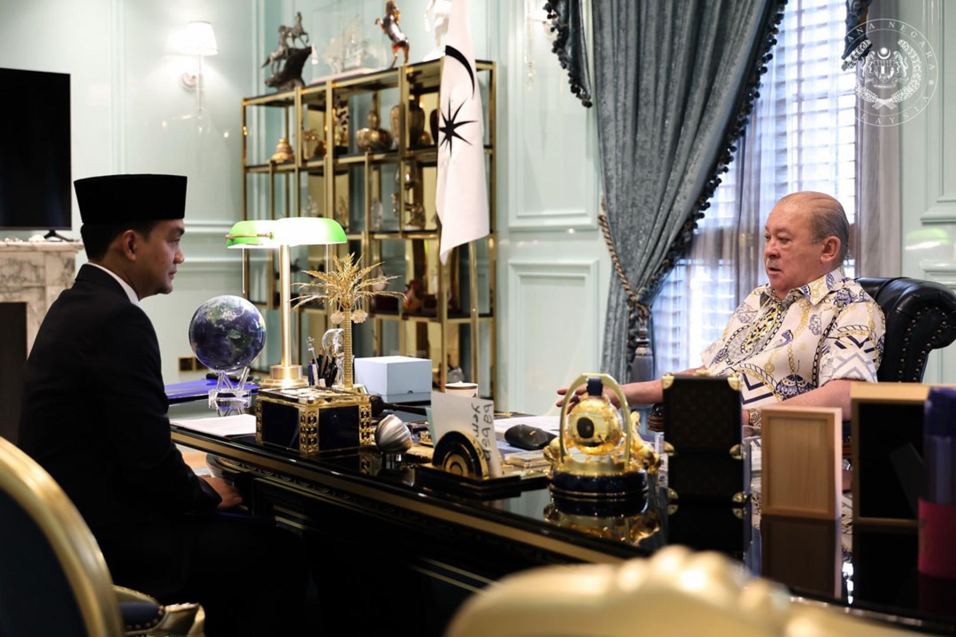 国家元首苏丹依布拉欣陛下接见柔大臣翁哈菲兹，听取州发展与民生课题。（图取自苏丹依布拉欣陛下脸书）